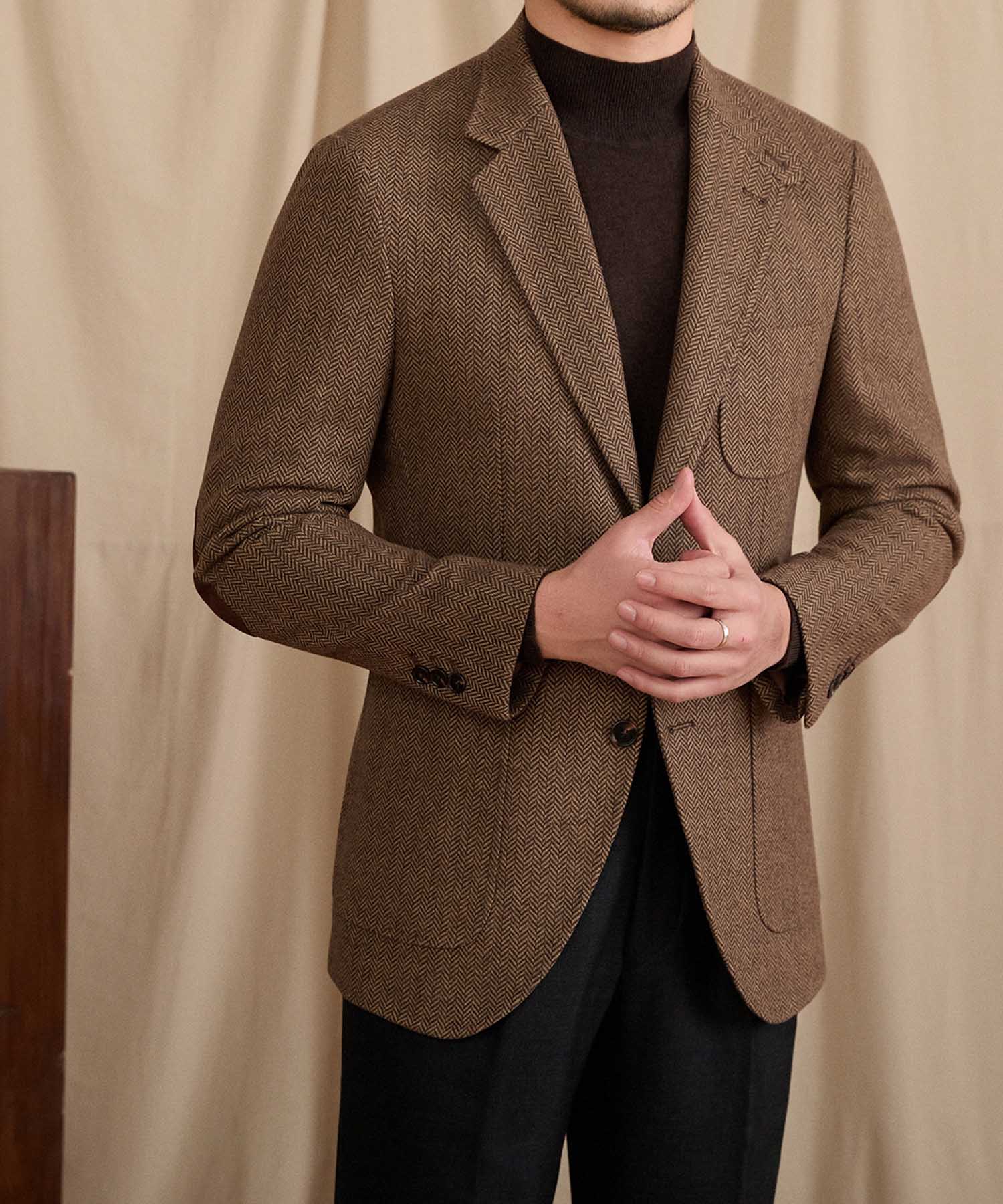 【NEW ITEM】スリムフィット シングルブレスト 2つボタン ウール 天然素材 ノッチドラペル フラップポケット ヘリンボーン 柄 クラシック スタンダード 機能性抜群 シワになりにくい エレガント テーラード ジャケット