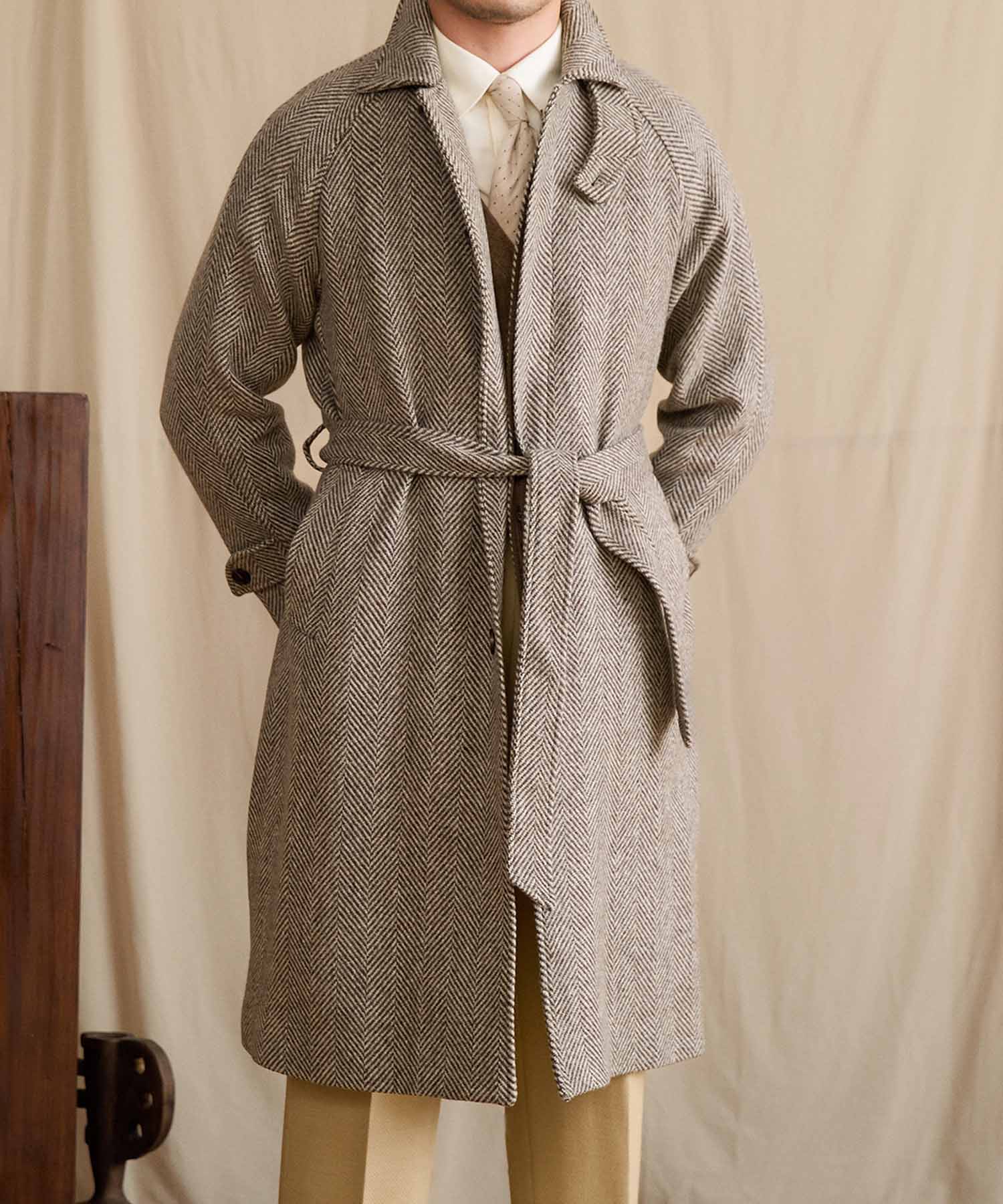 【COMING SOON】レギュラーフィット 5つボタン ヘリンボーン ウール 機能性抜群 防風性 シワになりにくい エレガント アウター ベルテッド コート