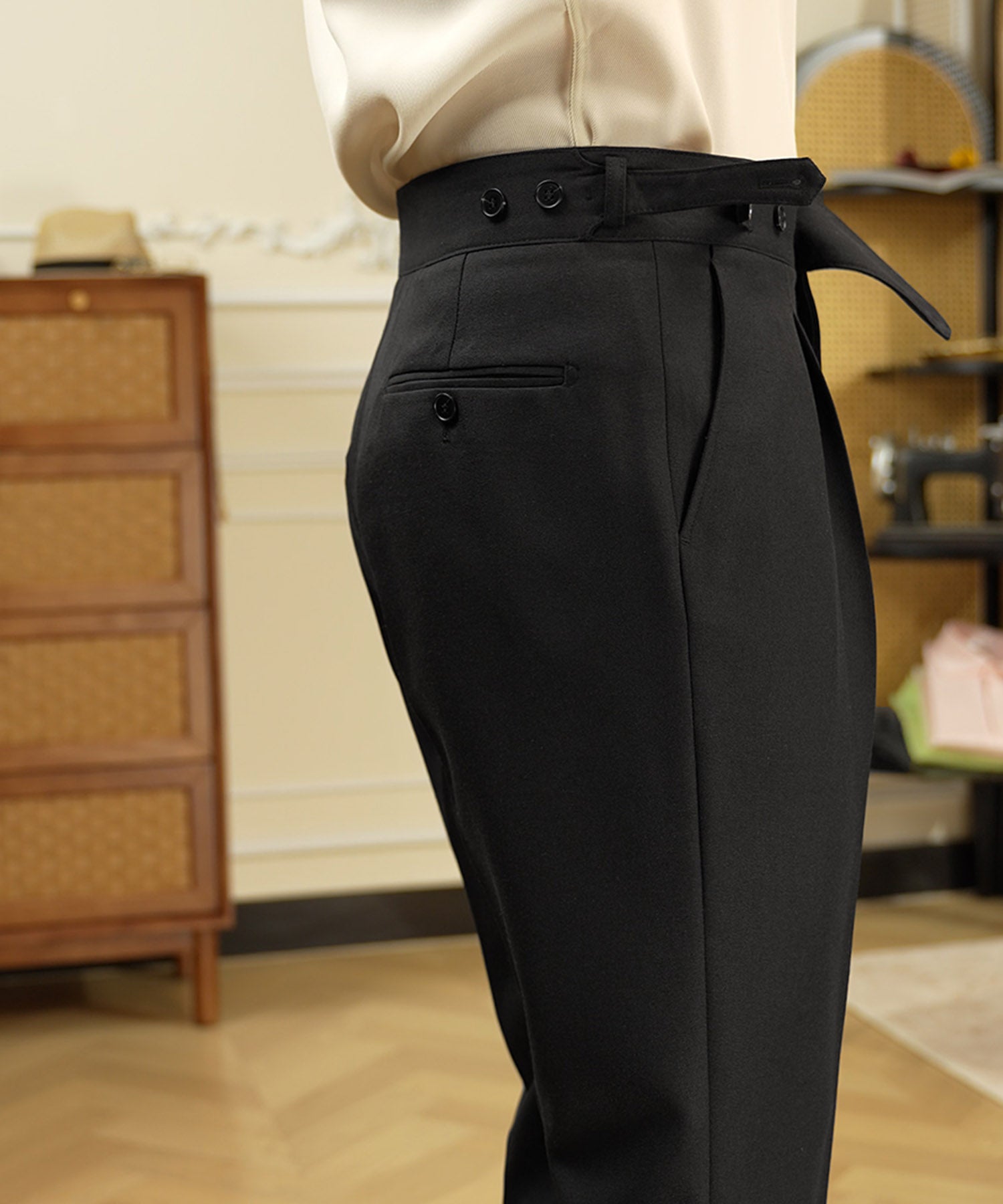 スリムフィット 1つボタン ウエストサイドベルト サイズ調整可能 タック クリース シワになりにくい モダン ダブル トラウザー パンツ スラックス ズボン