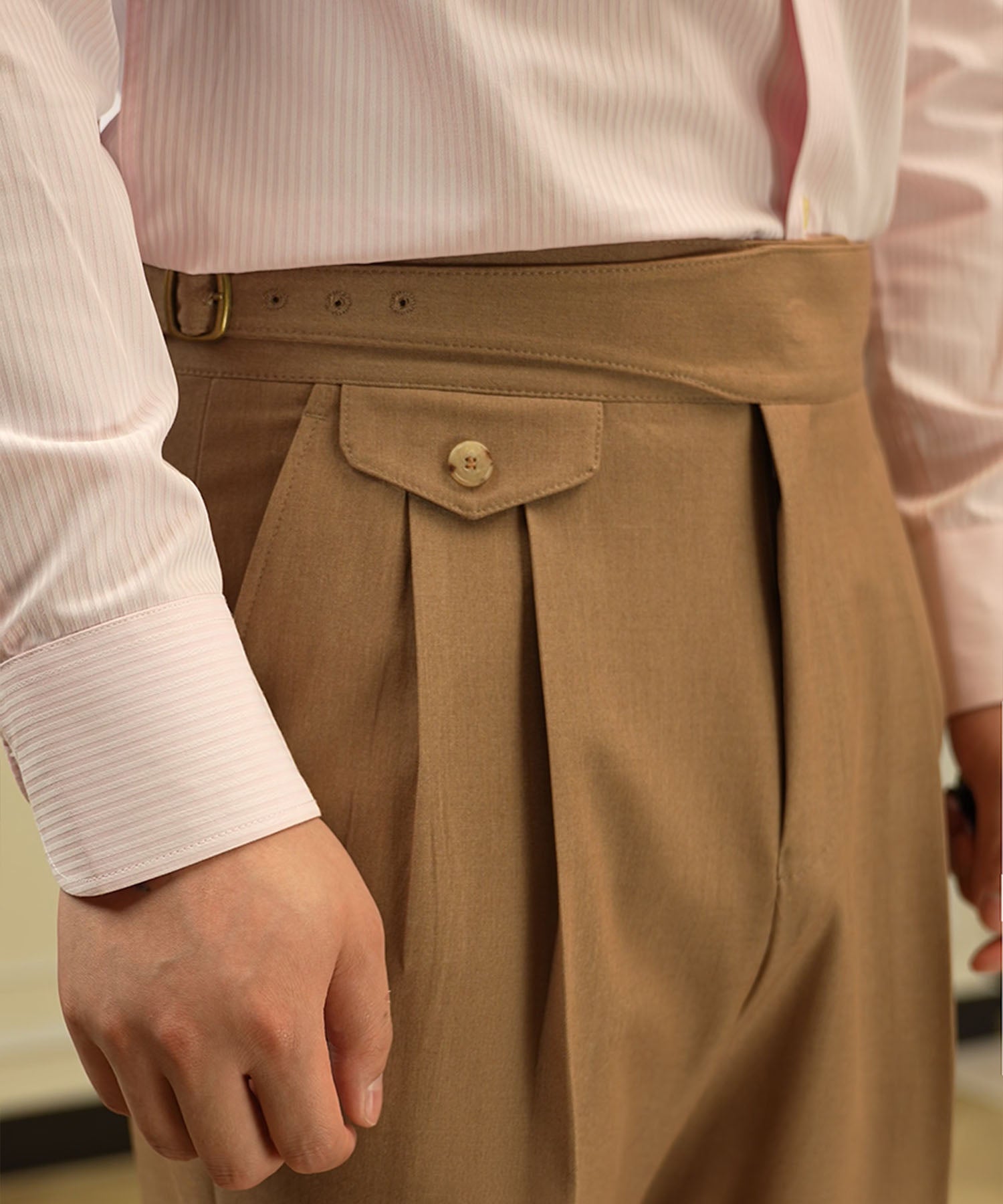 スリムフィット 1つボタン ウエストサイドベルト アジャスター サイズ調整可能 ツータック クリース シワになりにくい エレガント シルエット ダブル トラウザー パンツ スラックス ズボン