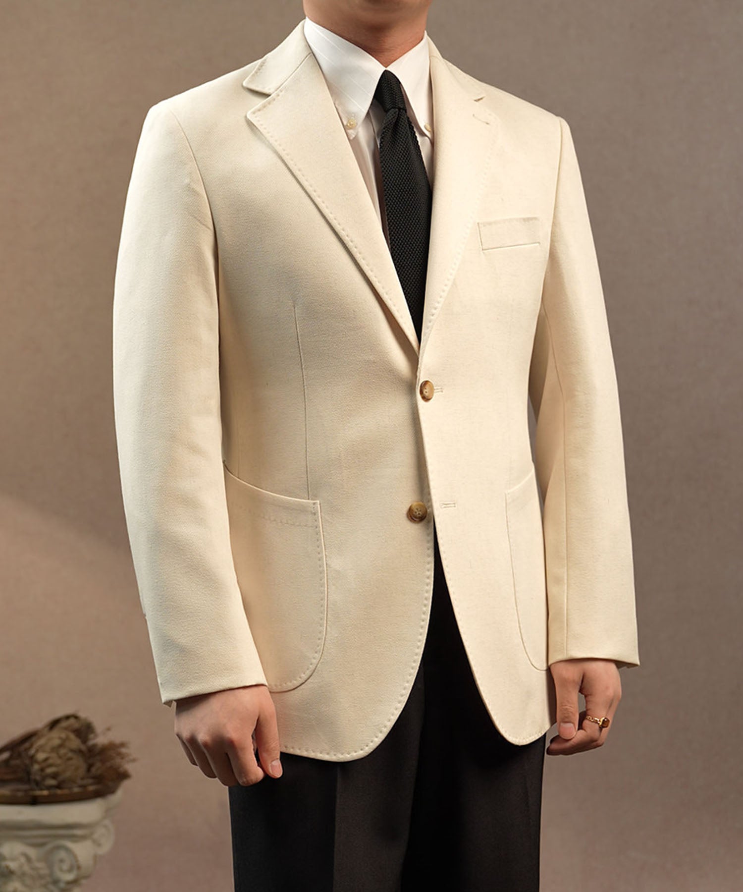 【NEW ITEM】スリムフィット シングルブレスト 2つボタン ノッチドラペル パッチポケット クラシック スタンダード 機能性抜群 シワになりにくい エレガント テーラード ジャケット