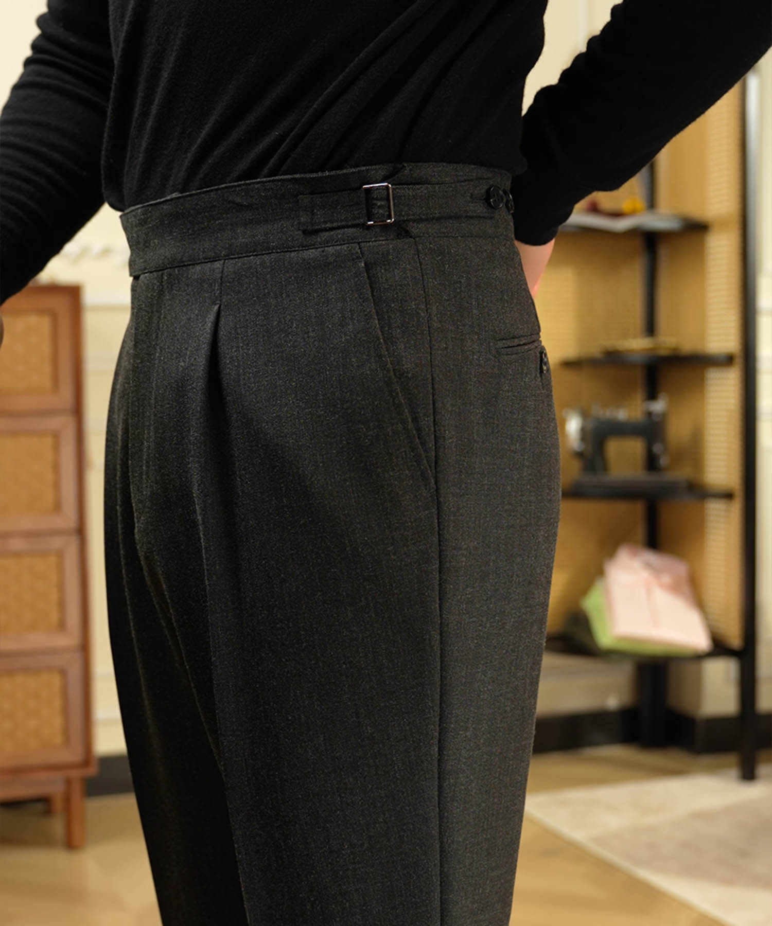 レギュラーフィット 1つボタン ウエストサイドベルト アジャスター サイズ調整可能 タック クリース シワになりにくい エレガント ストレート ダブル トラウザー パンツ スラックス ズボン