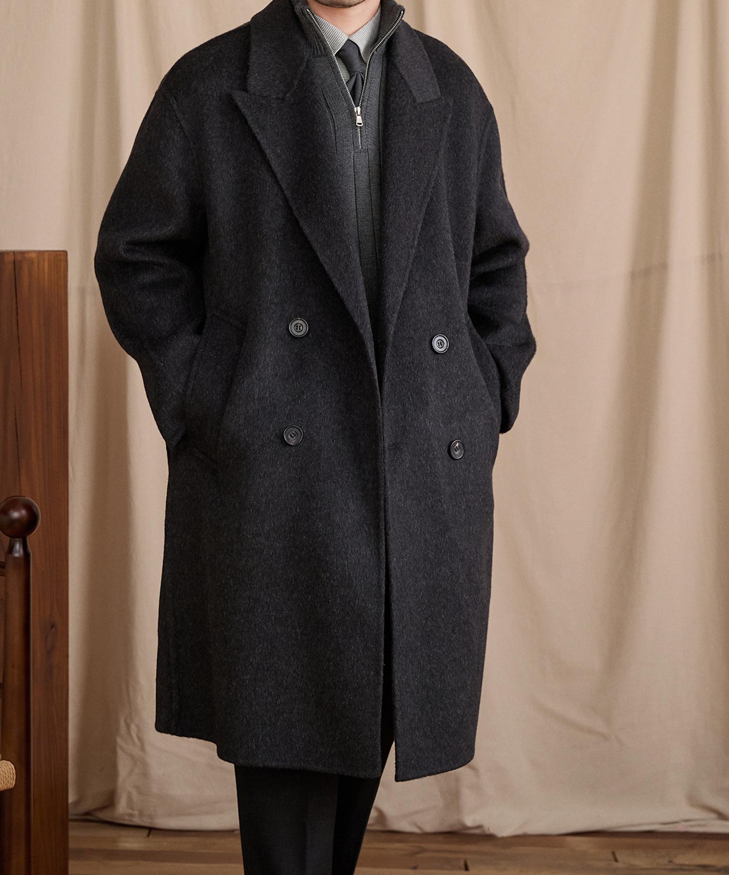 【NEW ITEM】レギュラーフィット ダブルブレスト 4つボタン ウール 天然素材 機能性抜群 防風性 シワになりにくい クラシック アウター ロング コート