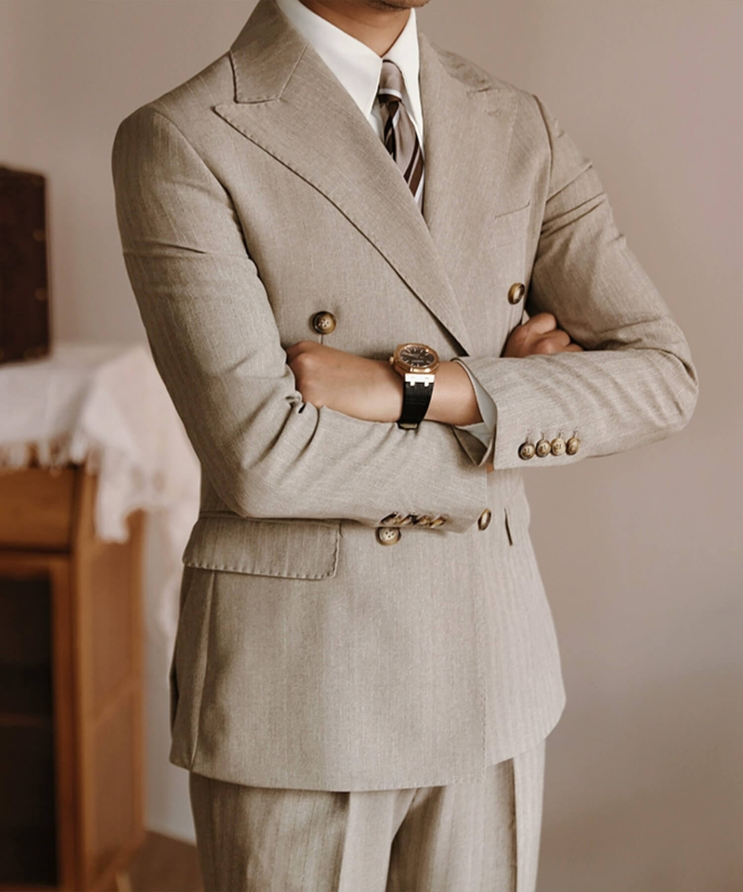 【ドラマ着用】スリムフィット 機能性抜群 ダブルブレスト ピンストライプ ピークドラペル トラッドスタイル シワになりにくい エレガンス セットアップ