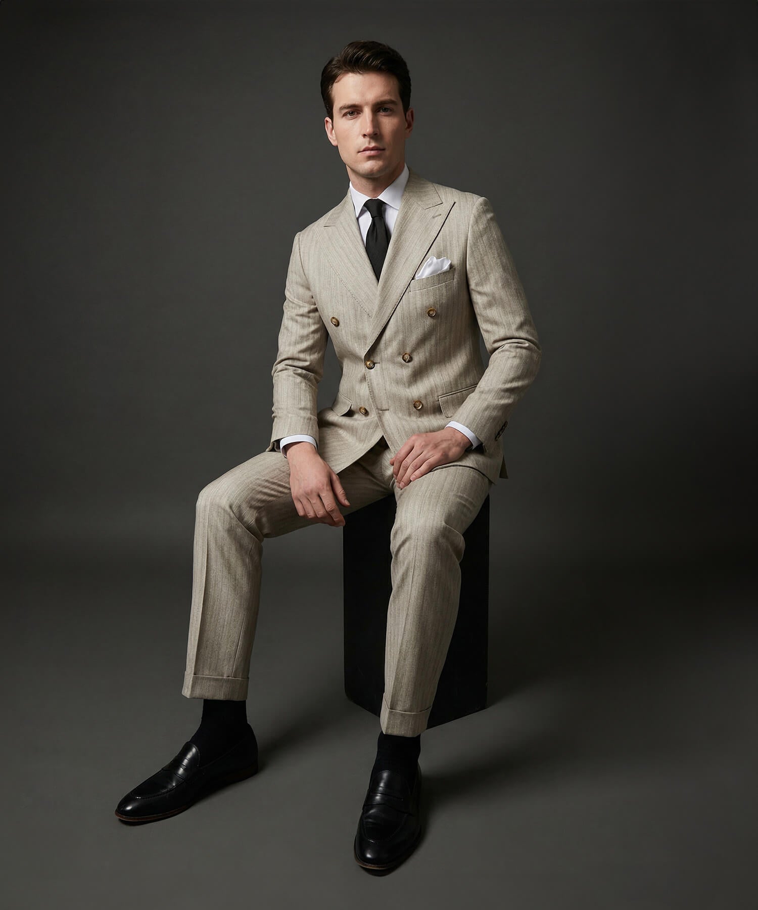 【ドラマ着用】スリムフィット 機能性抜群 ダブルブレスト ピンストライプ ピークドラペル トラッドスタイル シワになりにくい エレガンス セットアップ