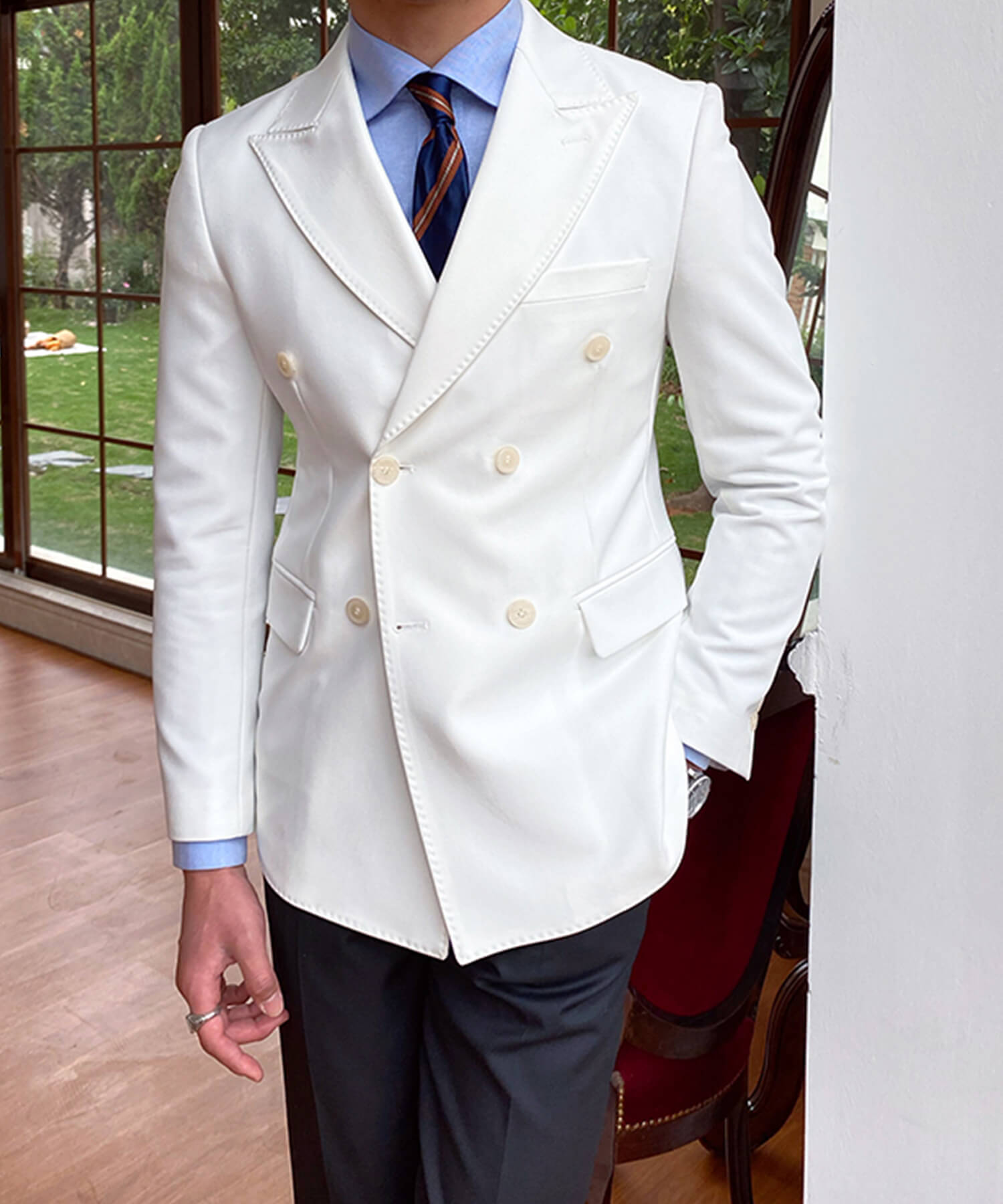 【ドラマ着用】スリムフィット 機能性抜群 ダブルブレスト フロントダーツ フラップポケット 胸ポケット 6つボタン 無地 ワイドカラー ピークドラペル シワになりにくい エレガンス ジャケット