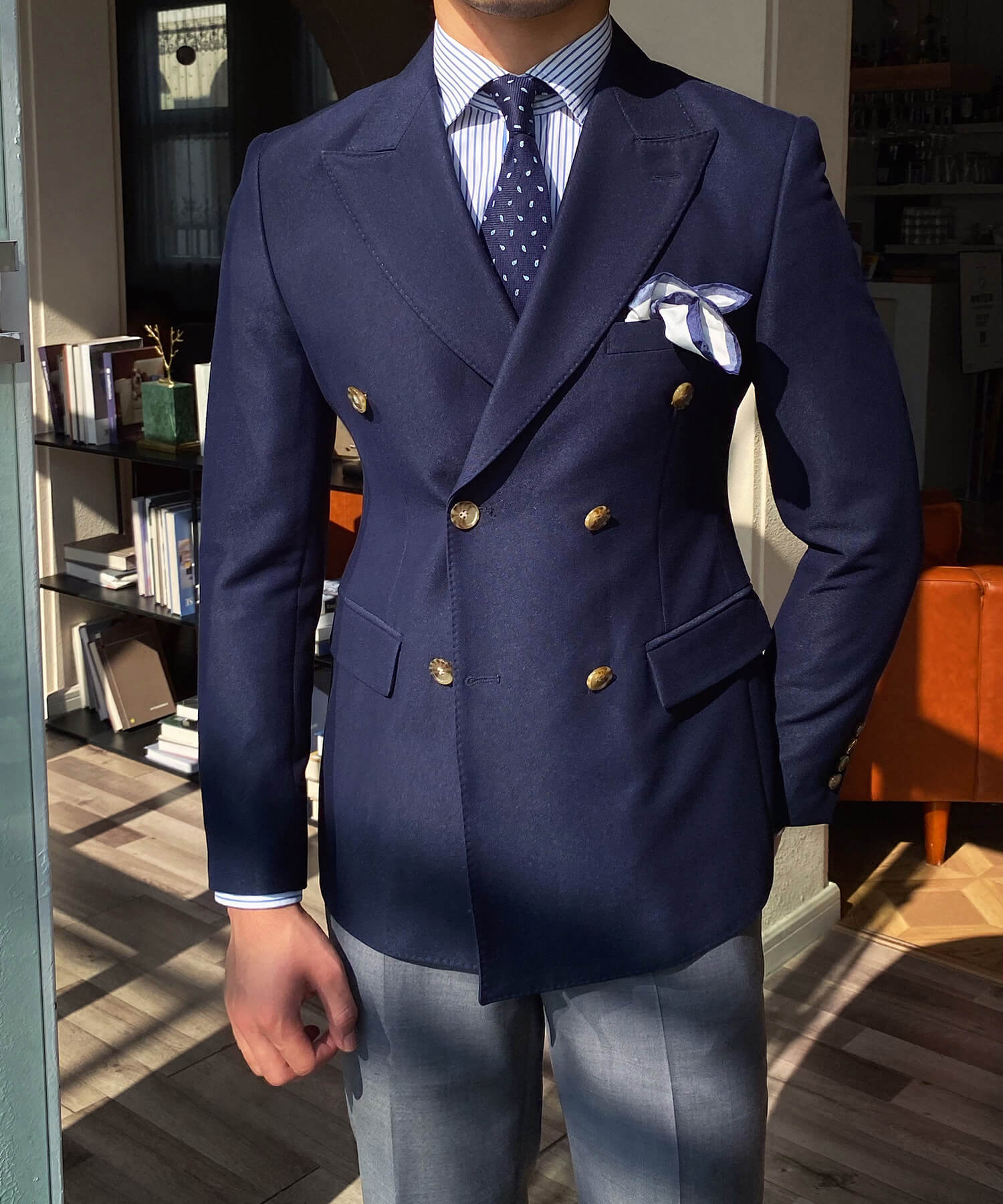 【ドラマ着用】スリムフィット 機能性抜群 ダブルブレスト フロントダーツ フラップポケット 胸ポケット 6つボタン 無地 ワイドカラー ピークドラペル シワになりにくい エレガンス ジャケット