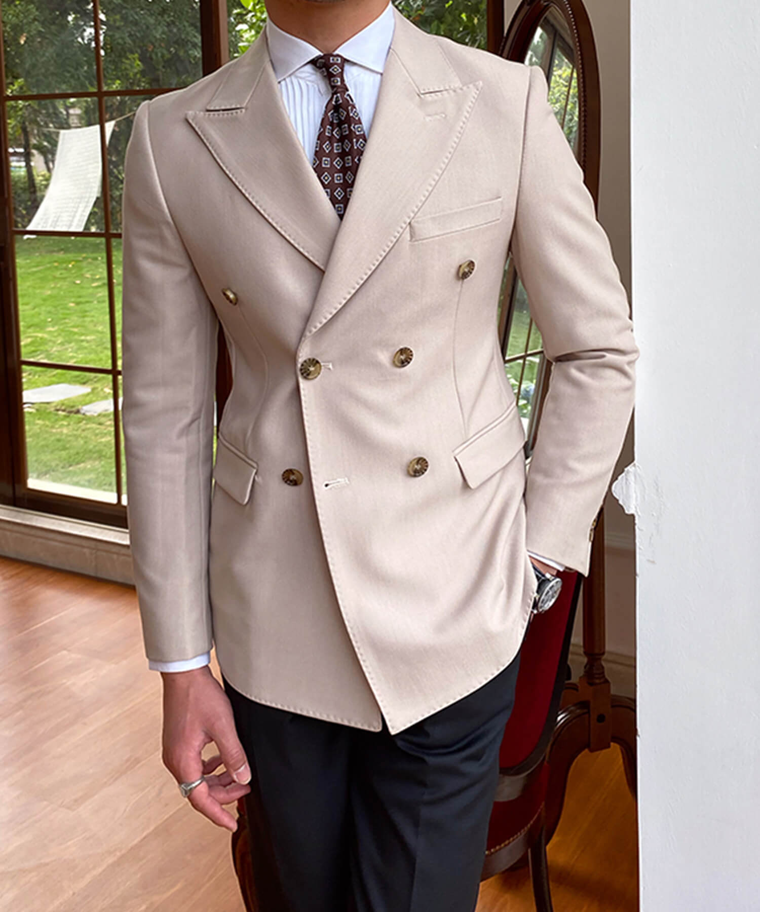 【ドラマ着用】スリムフィット 機能性抜群 ダブルブレスト フロントダーツ フラップポケット 胸ポケット 6つボタン 無地 ワイドカラー ピークドラペル シワになりにくい エレガンス ジャケット