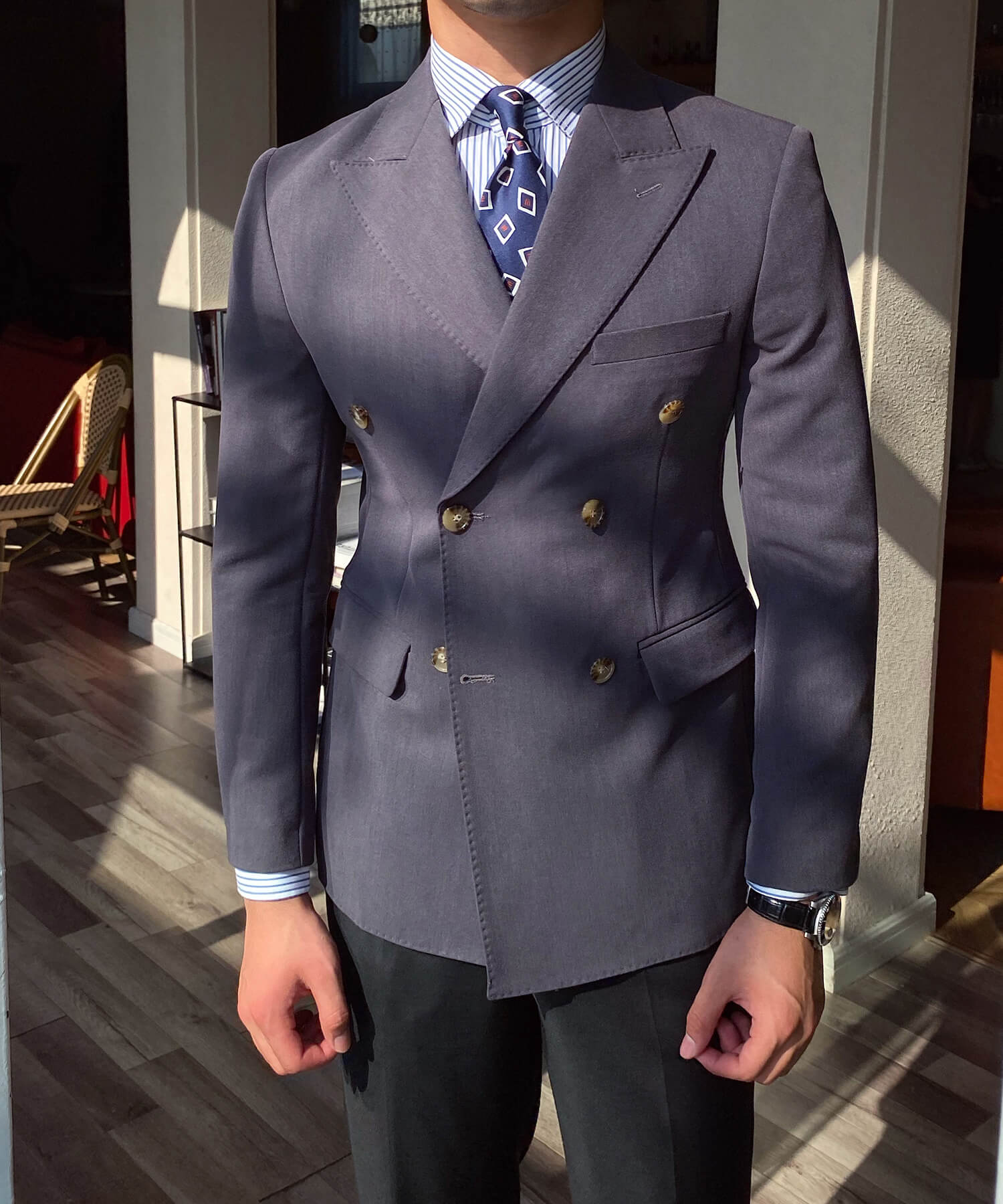 【ドラマ着用】スリムフィット 機能性抜群 ダブルブレスト フロントダーツ フラップポケット 胸ポケット 6つボタン 無地 ワイドカラー ピークドラペル シワになりにくい エレガンス ジャケット