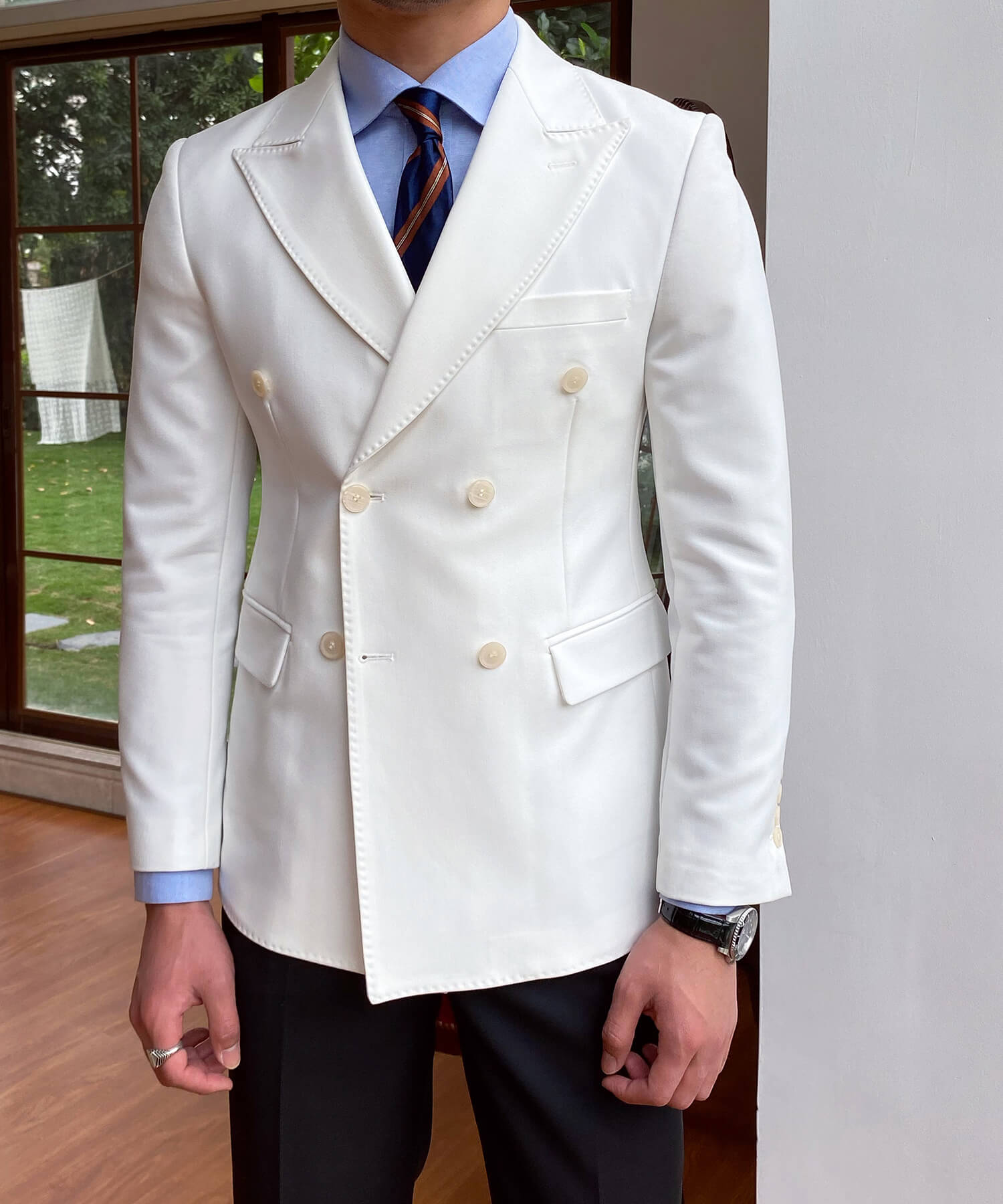 【ドラマ着用】スリムフィット 機能性抜群 ダブルブレスト フロントダーツ フラップポケット 胸ポケット 6つボタン 無地 ワイドカラー ピークドラペル シワになりにくい エレガンス ジャケット