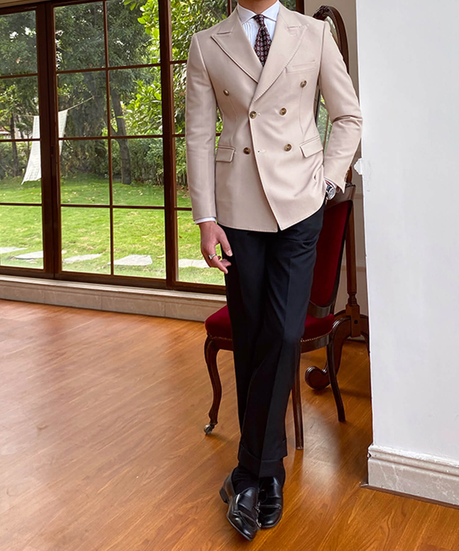 【ドラマ着用】スリムフィット 機能性抜群 ダブルブレスト フロントダーツ フラップポケット 胸ポケット 6つボタン 無地 ワイドカラー ピークドラペル シワになりにくい エレガンス ジャケット