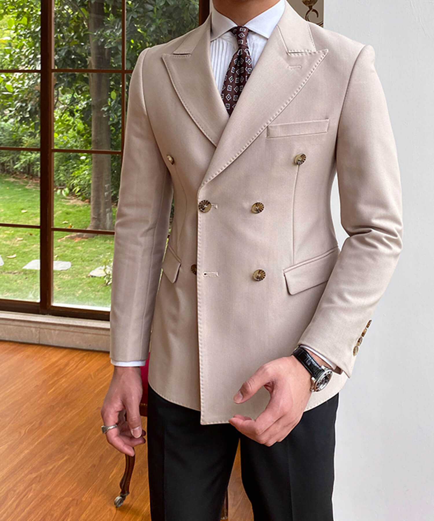 【ドラマ着用】スリムフィット 機能性抜群 ダブルブレスト フロントダーツ フラップポケット 胸ポケット 6つボタン 無地 ワイドカラー ピークドラペル シワになりにくい エレガンス ジャケット