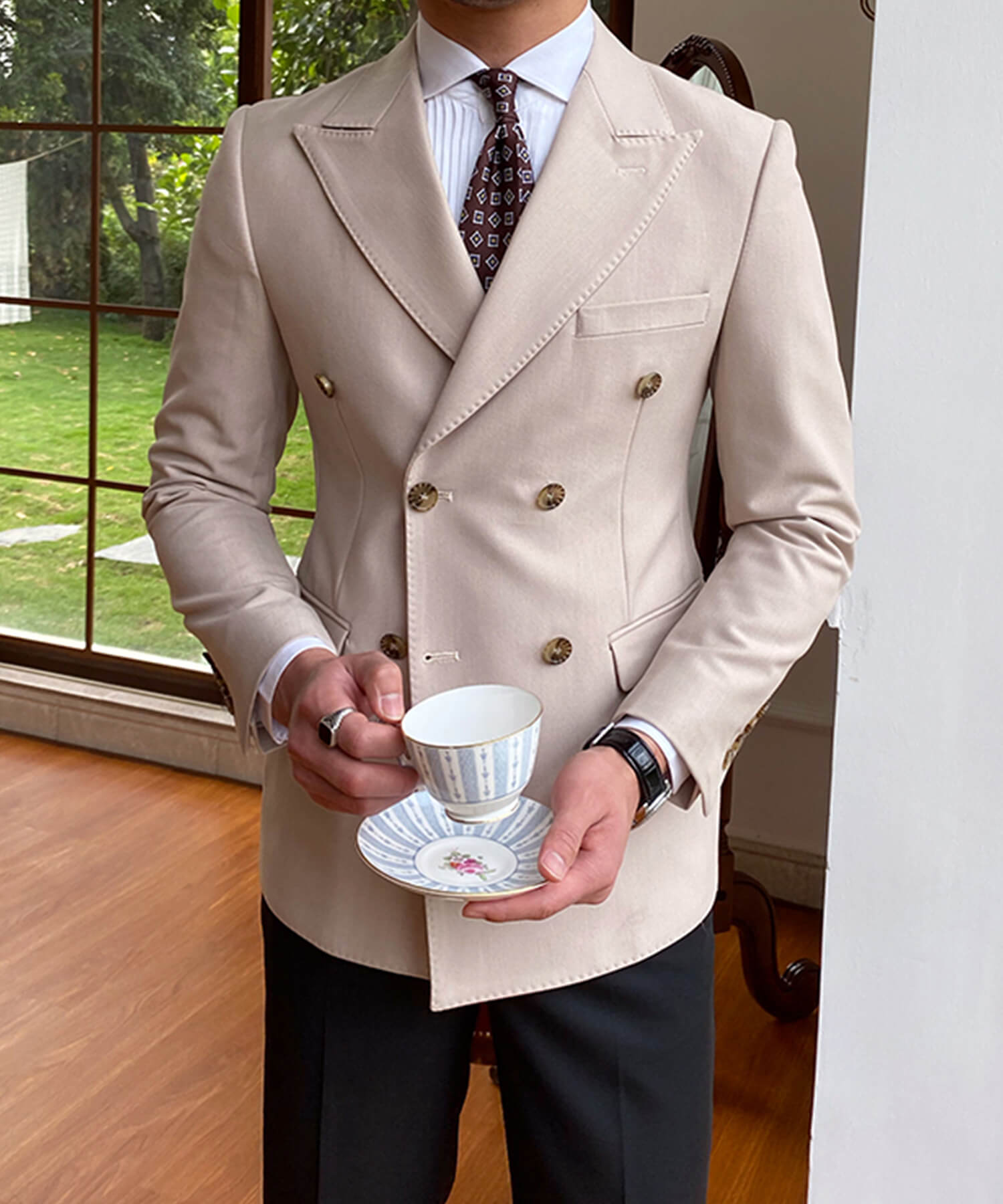 【ドラマ着用】スリムフィット 機能性抜群 ダブルブレスト フロントダーツ フラップポケット 胸ポケット 6つボタン 無地 ワイドカラー ピークドラペル シワになりにくい エレガンス ジャケット