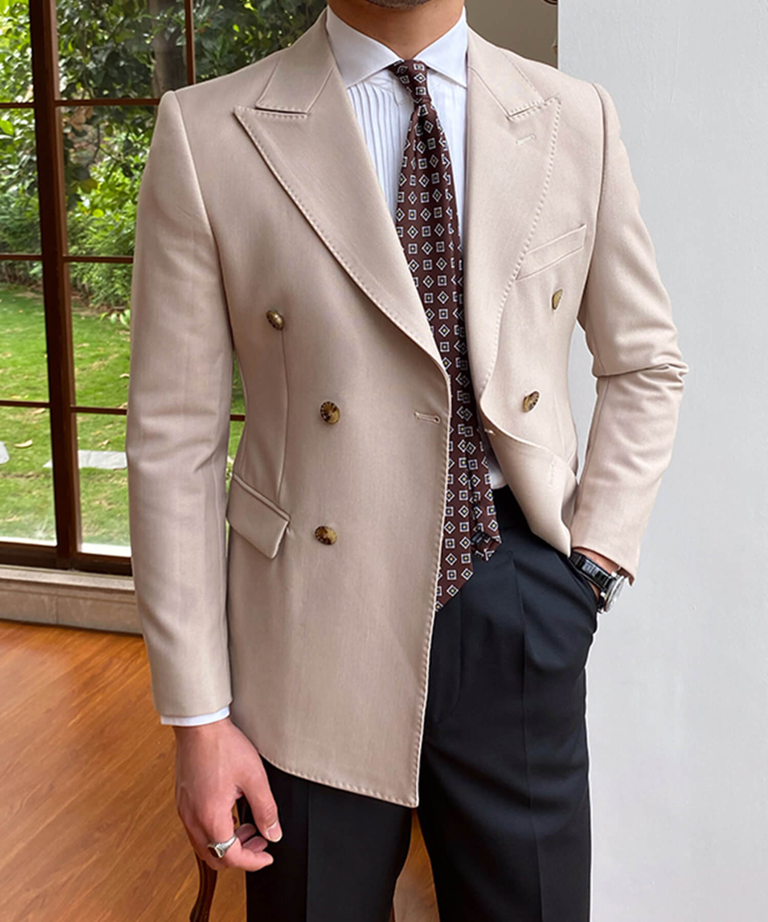 【ドラマ着用】スリムフィット 機能性抜群 ダブルブレスト フロントダーツ フラップポケット 胸ポケット 6つボタン 無地 ワイドカラー ピークドラペル シワになりにくい エレガンス ジャケット