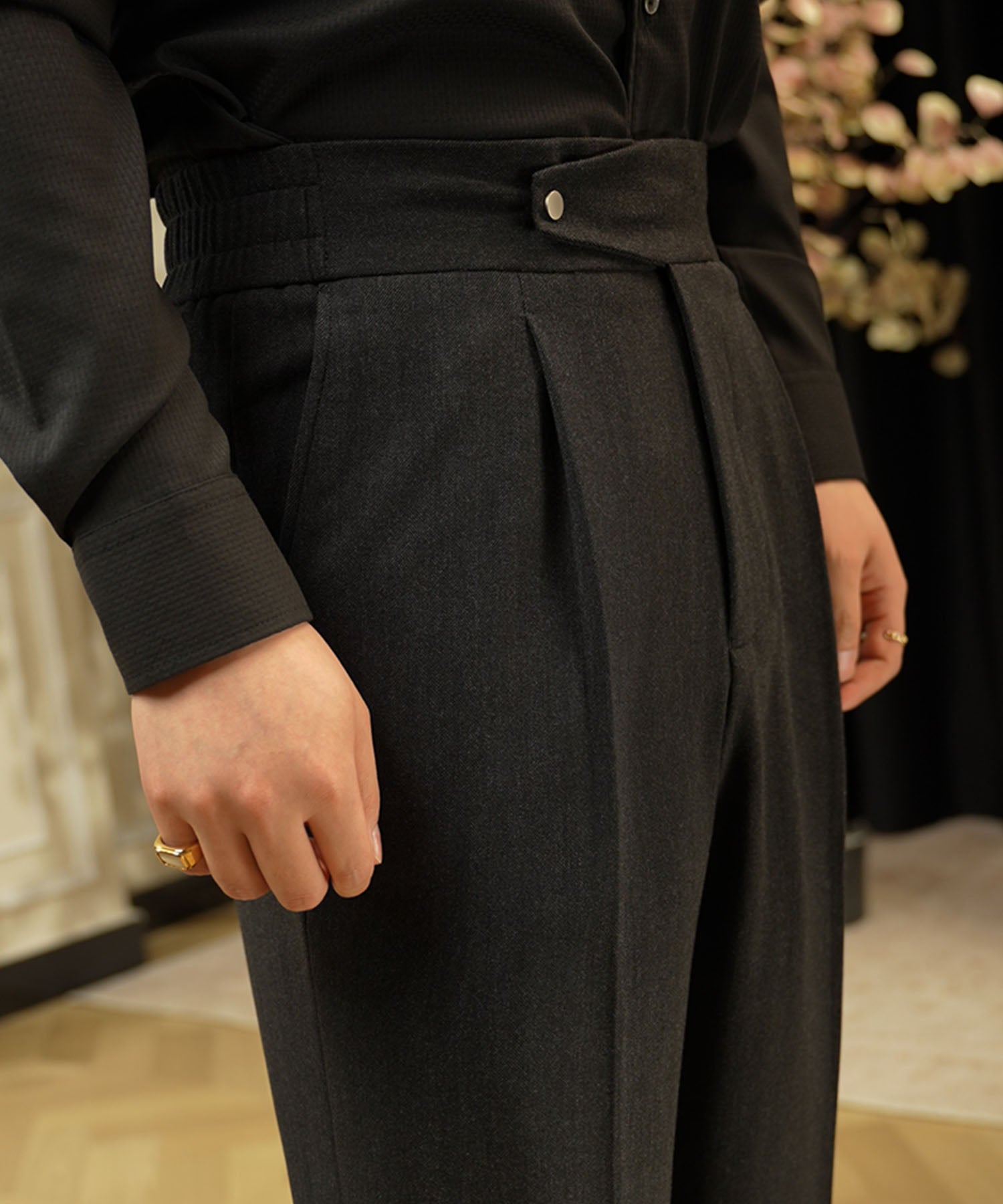 【COMING SOON】スリムフィット 1つボタン ラップウエスト ベルトレス タック クリース エレガント シワになりにくい ダブル トラウザー パンツ スラックス ズボン