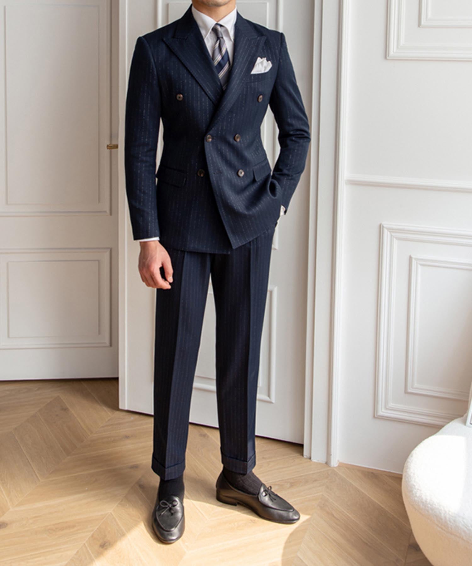【ドラマ着用】スリムフィット ダブルブレスト 6つボタン チョークストライプ 柄 フラップポケット 胸ポケット 機能性抜群 シワになりにくい ピークドラペル エレガント テーラード セットアップ