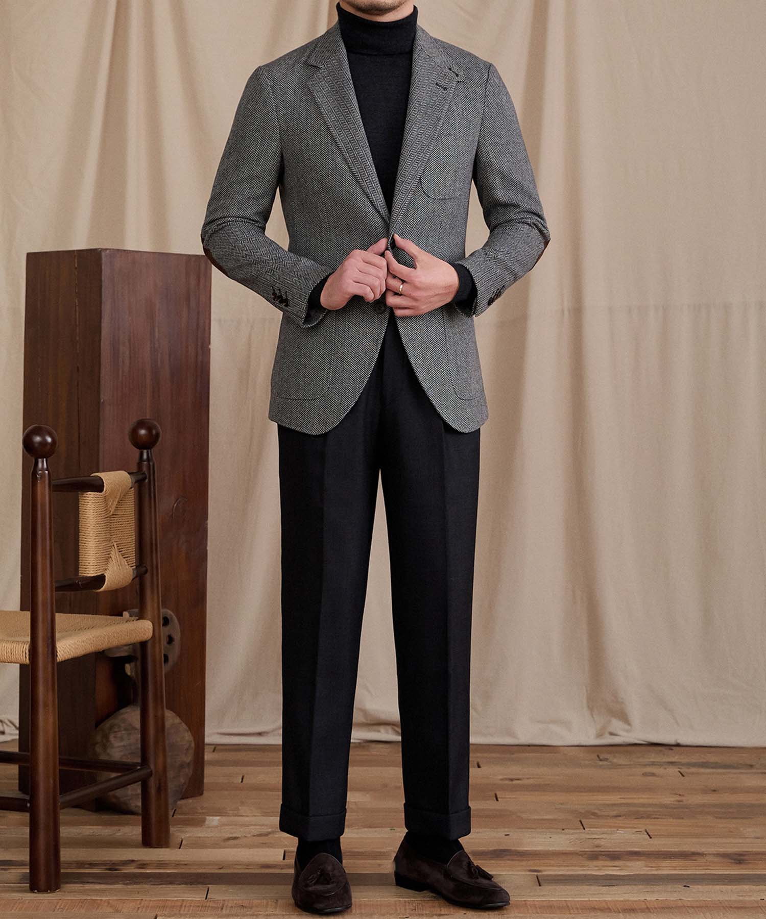 【NEW ITEM】スリムフィット シングルブレスト 2つボタン ウール 天然素材 ノッチドラペル フラップポケット ヘリンボーン 柄 クラシック スタンダード 機能性抜群 シワになりにくい エレガント テーラード ジャケット