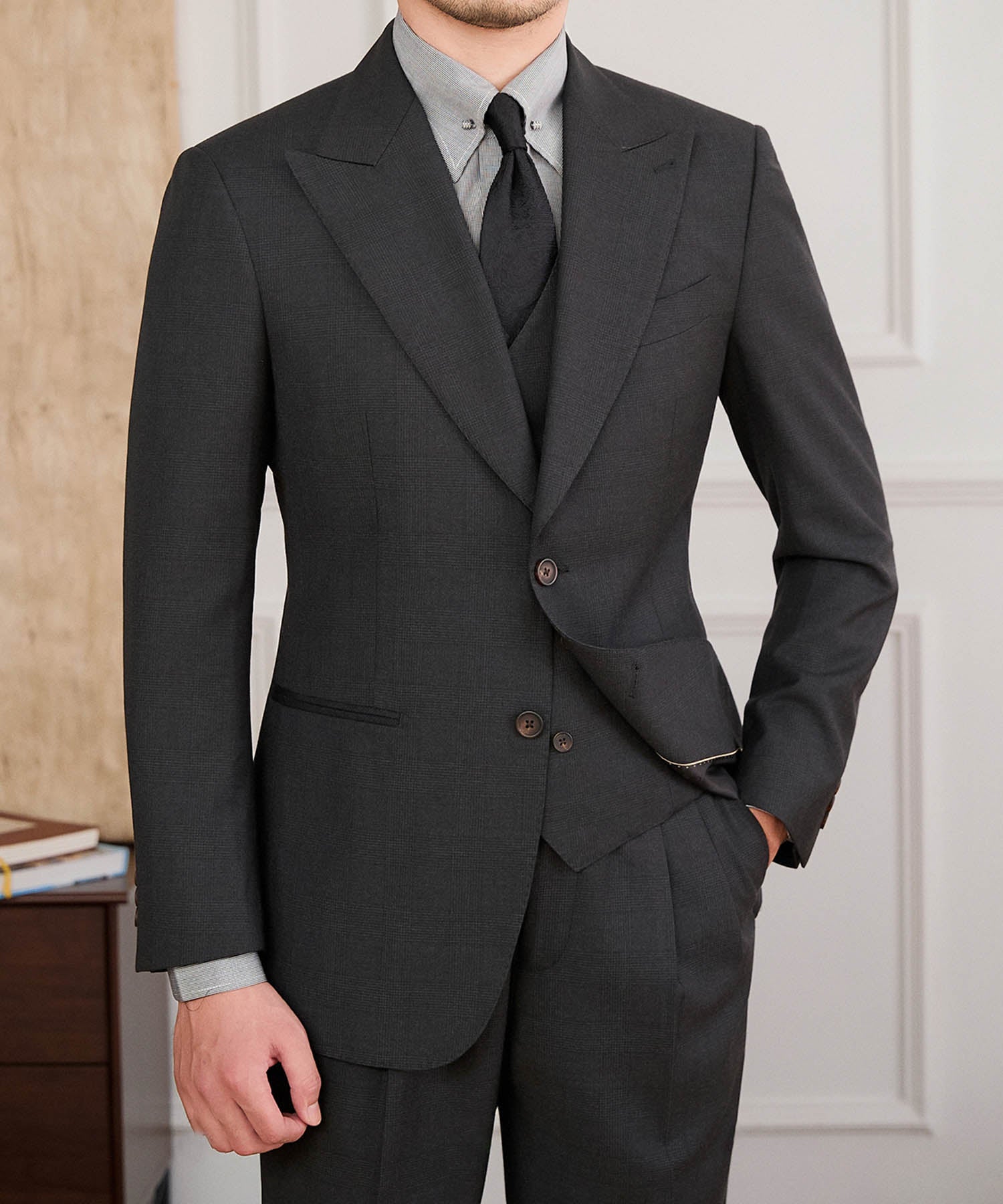 【NEW ITEM】スリムフィット シングルブレスト 2つボタン ピークドラペル 玉縁ポケット 無地 ミニマル クラシック スタンダード 機能性抜群 シワになりにくい エレガント スリーピース セットアップ