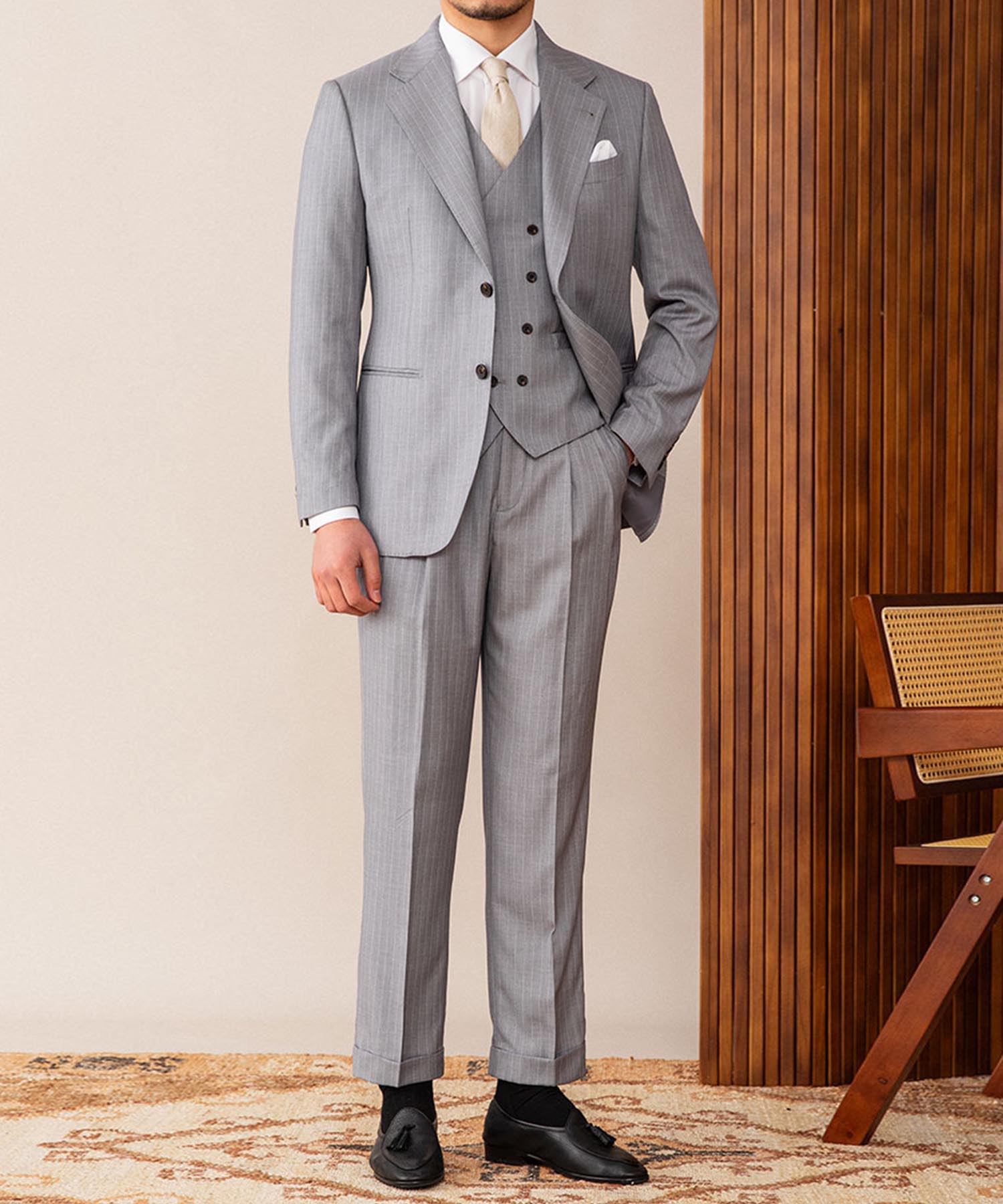 スリムフィット シングルブレスト 2つボタン チョークストライプ 柄 玉縁ポケット 胸ポケット 機能性抜群 シワになりにくい ステッチ ノッチドラペル エレガント テーラード スリーピース セットアップ