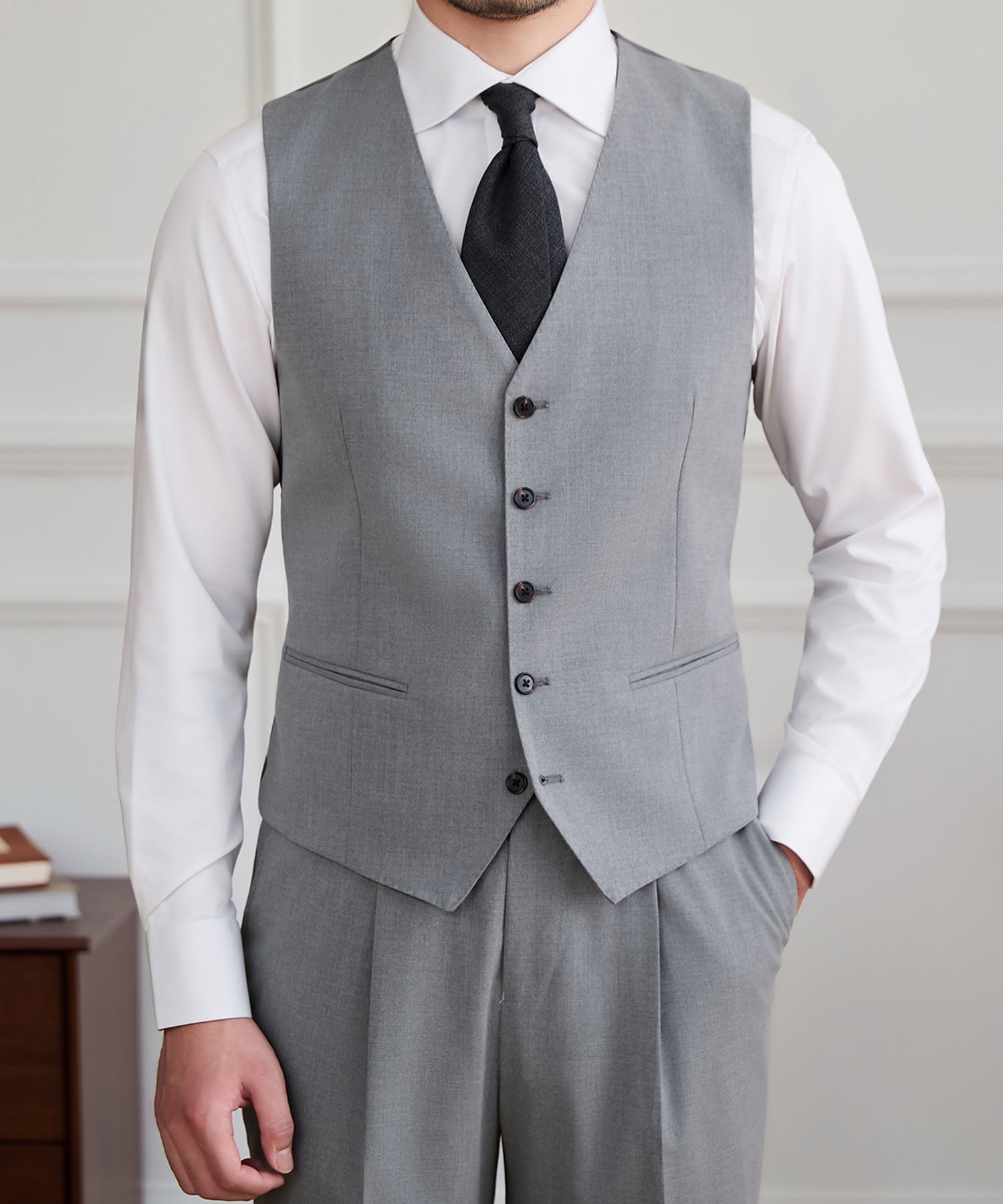 【NEW ITEM】スリムフィット シングルブレスト 5つボタン 玉縁ポケット 機能性抜群 シワになりにくい クラシック スタンダード ジレ ベスト