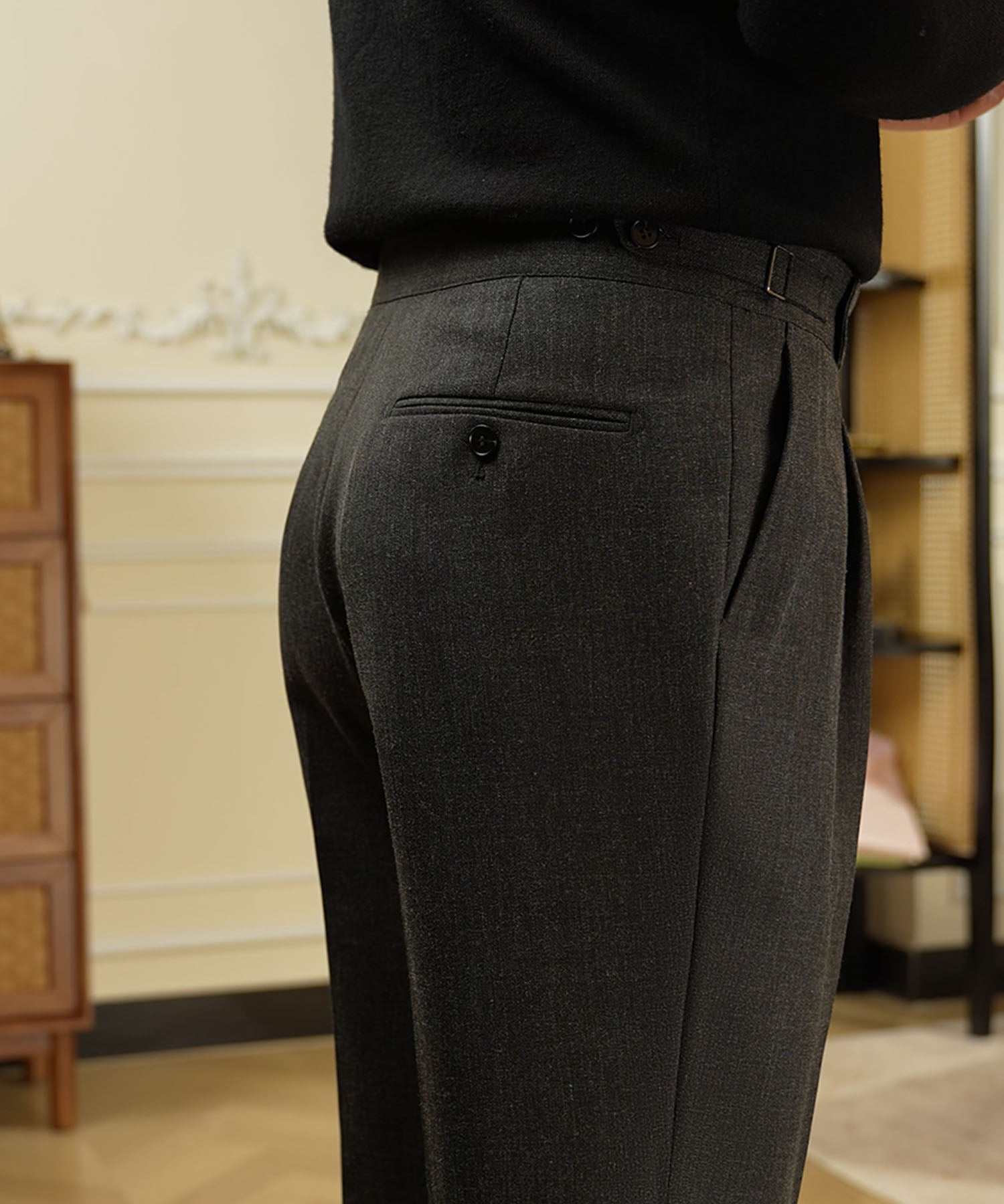 レギュラーフィット 1つボタン ウエストサイドベルト アジャスター