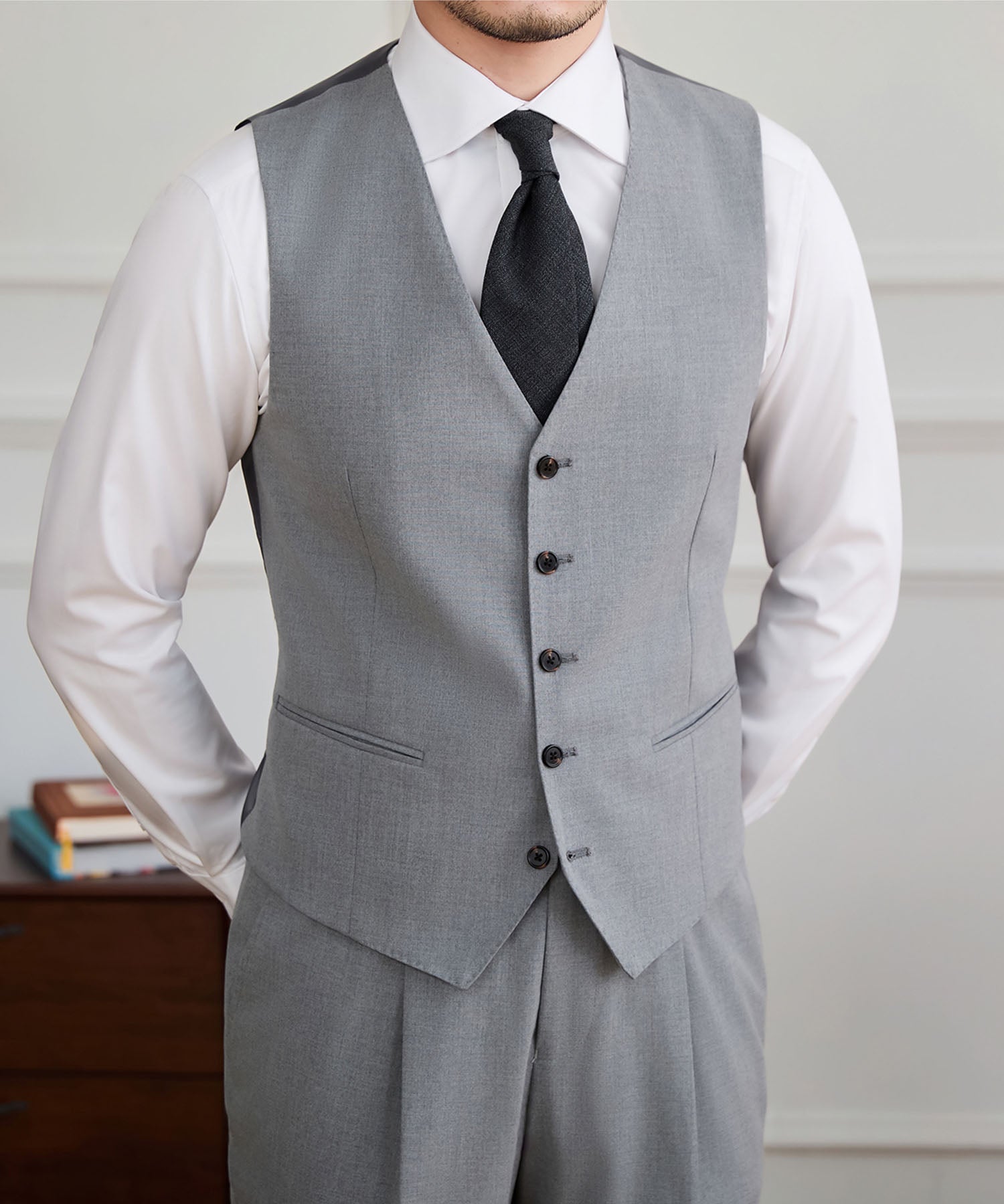 【NEW ITEM】スリムフィット シングルブレスト 5つボタン 玉縁ポケット 機能性抜群 シワになりにくい クラシック スタンダード ジレ ベスト