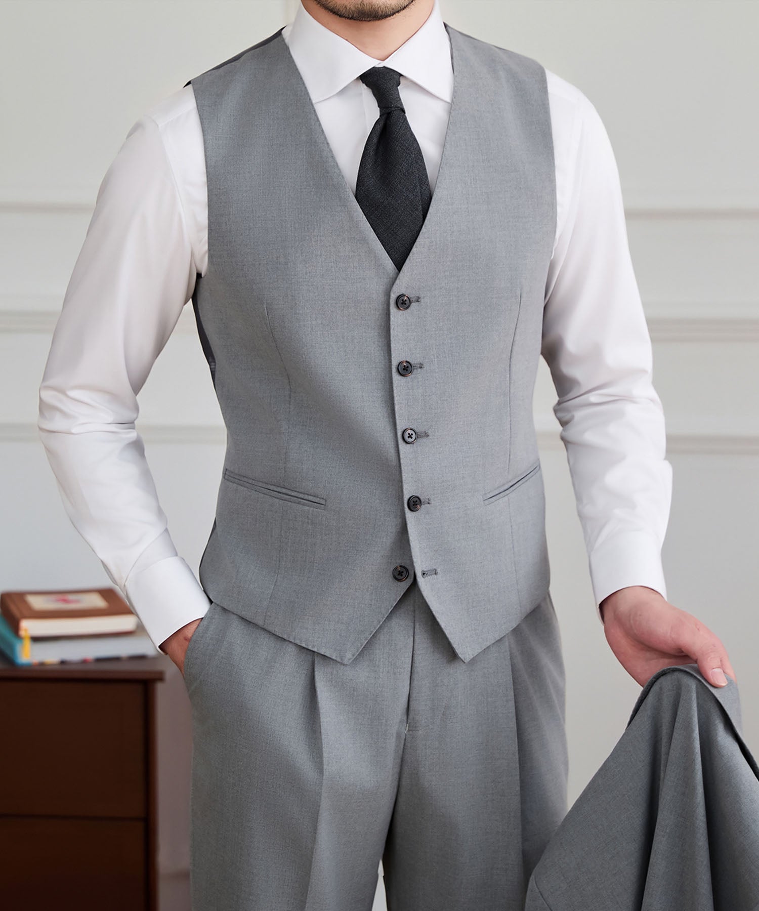 【NEW ITEM】スリムフィット シングルブレスト 5つボタン 玉縁ポケット 機能性抜群 シワになりにくい クラシック スタンダード ジレ ベスト