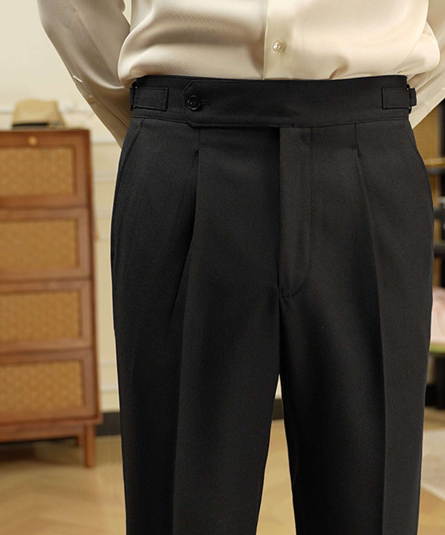 スリムフィット 1つボタン ウエストサイドベルト サイズ調整可能 タック クリース シワになりにくい モダン ダブル トラウザー パンツ スラックス ズボン