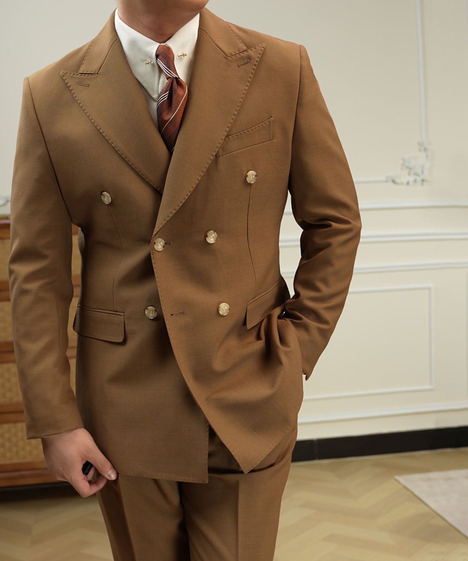 スリムフィット ダブルブレスト 6つボタン 無地 フラップポケット 機能