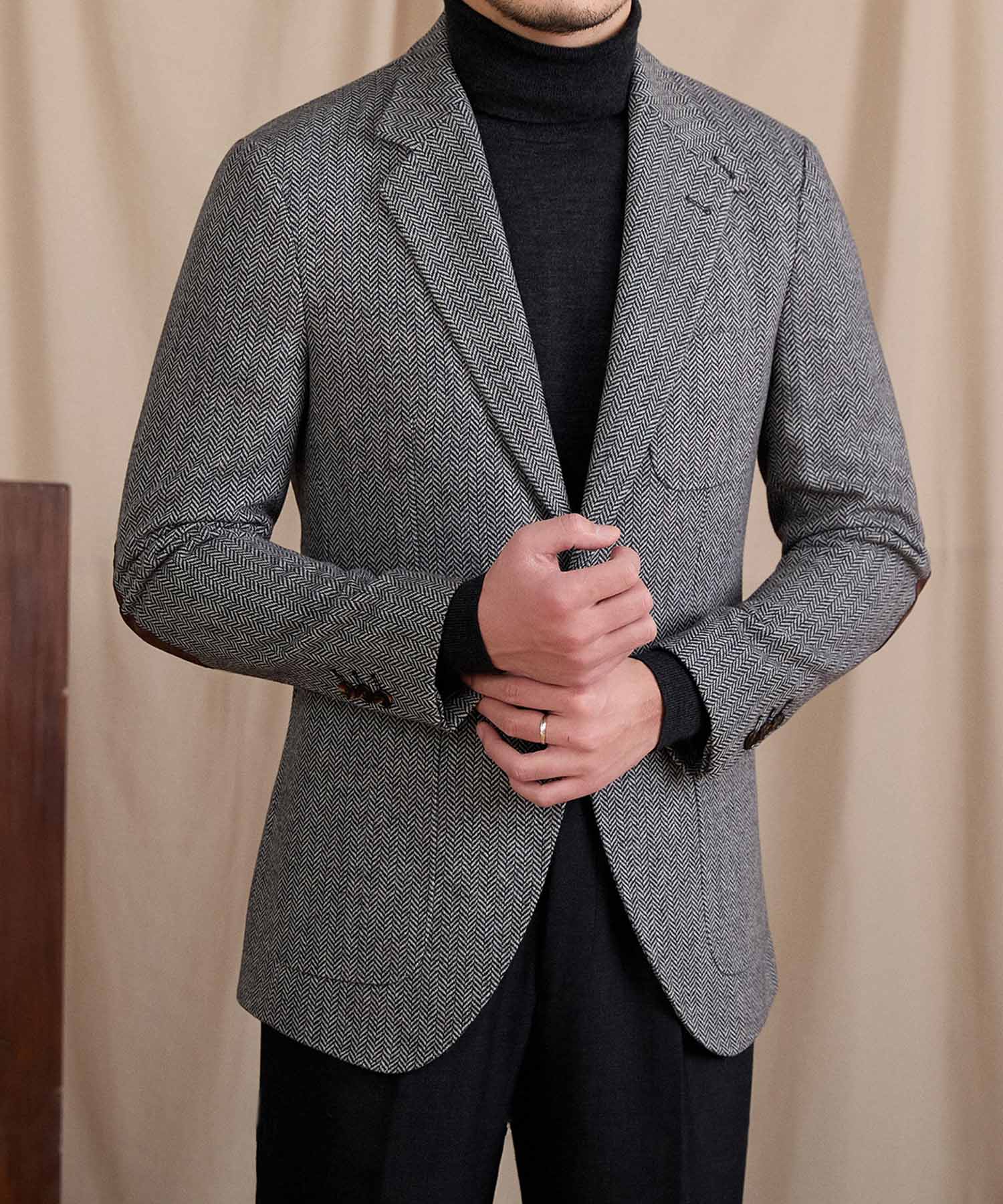 【NEW ITEM】スリムフィット シングルブレスト 2つボタン ウール 天然素材 ノッチドラペル フラップポケット ヘリンボーン 柄 クラシック スタンダード 機能性抜群 シワになりにくい エレガント テーラード ジャケット