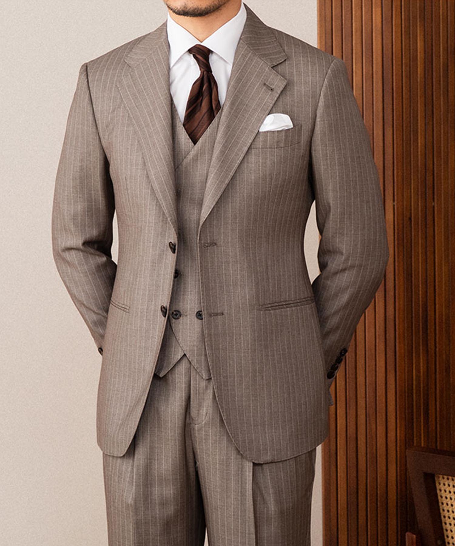 スリムフィット シングルブレスト 2つボタン チョークストライプ 柄 玉縁ポケット 胸ポケット 機能性抜群 シワになりにくい ステッチ ノッチドラペル エレガント テーラード スリーピース セットアップ