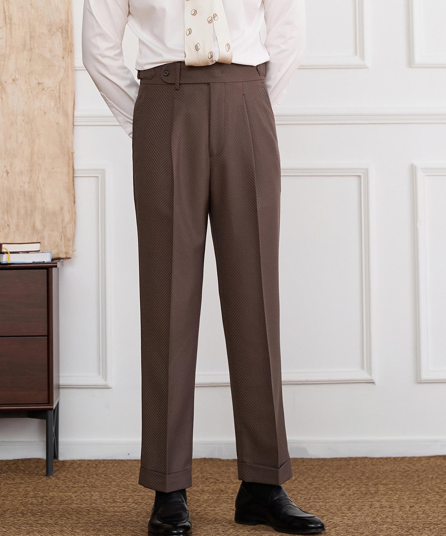【NEW ITEM】スリムフィット 1つボタン ウエストサイドベルト サイズ調整可能 ヘリンボーン タック クリース クラシック シワになりにくい ダブル トラウザー パンツ スラックス ズボン