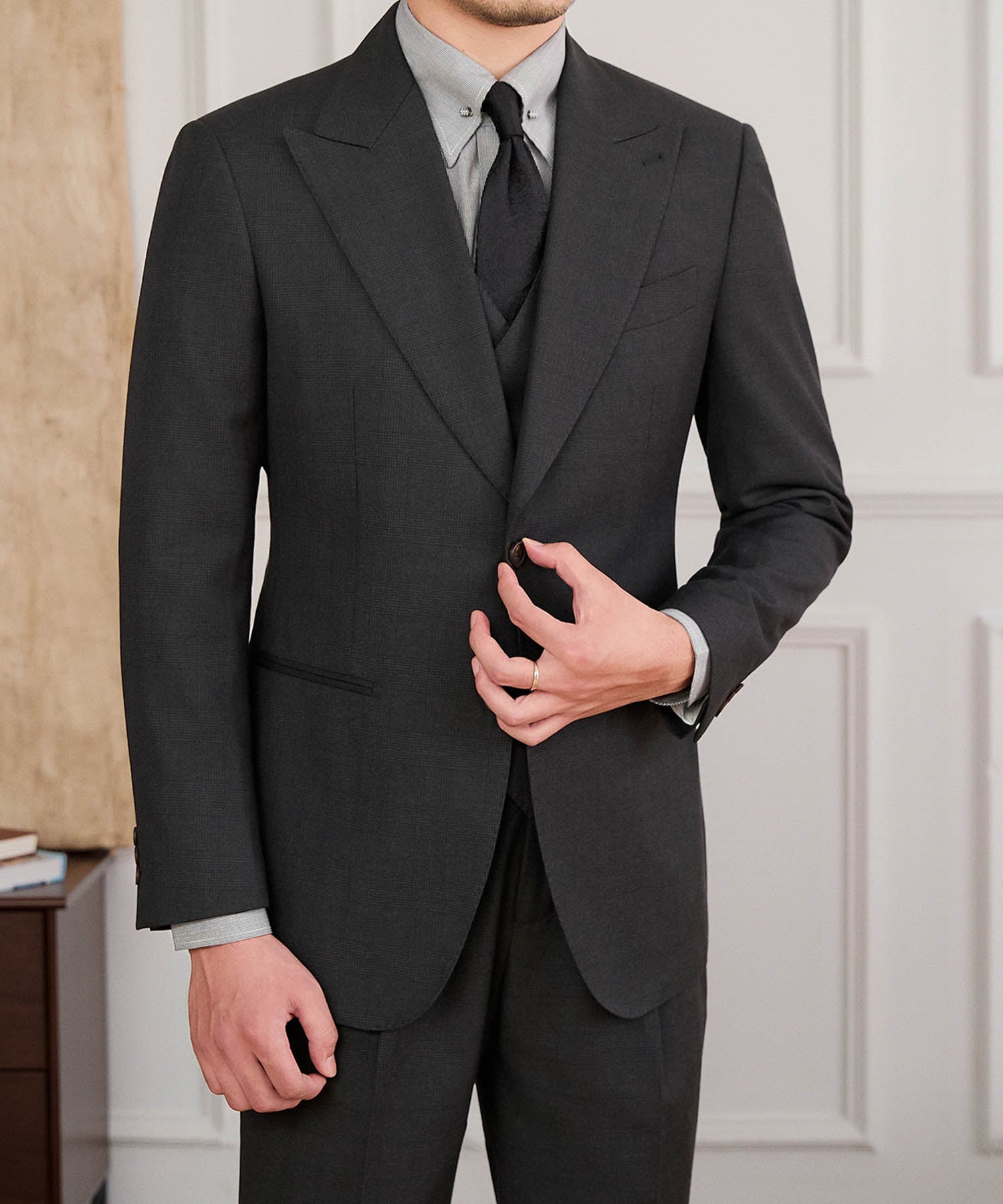 【NEW ITEM】スリムフィット シングルブレスト 2つボタン ピークドラペル 玉縁ポケット 無地 ミニマル クラシック スタンダード 機能性抜群 シワになりにくい エレガント スリーピース セットアップ