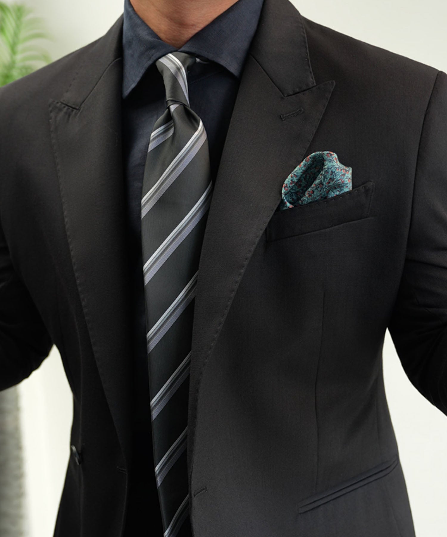 NEW ITEM】スリムフィット ダブルブレスト 変則 ピークドラペル