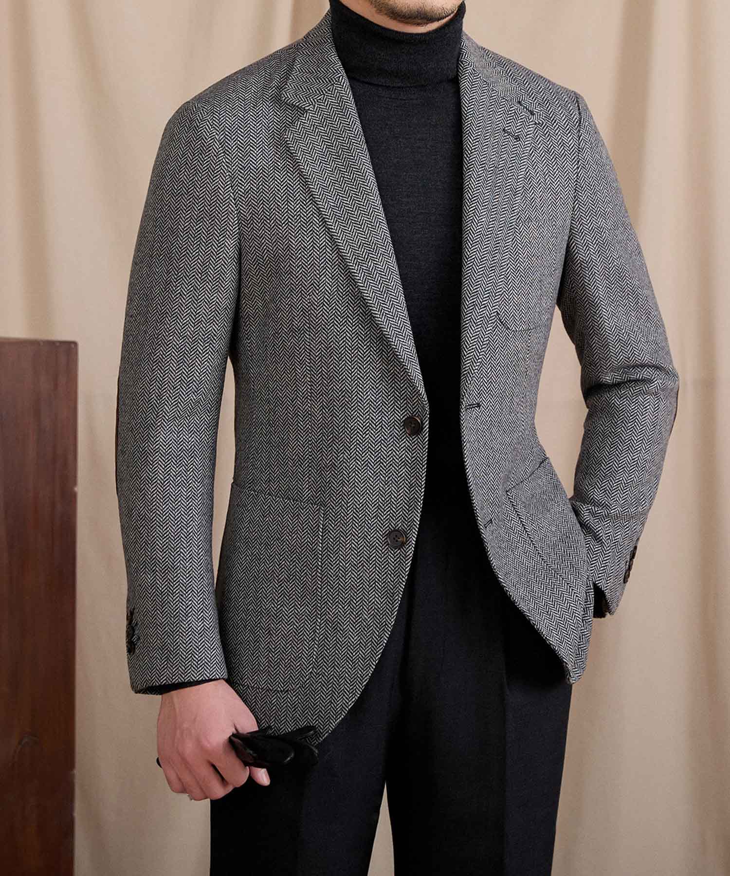 【NEW ITEM】スリムフィット シングルブレスト 2つボタン ウール 天然素材 ノッチドラペル フラップポケット ヘリンボーン 柄 クラシック スタンダード 機能性抜群 シワになりにくい エレガント テーラード ジャケット