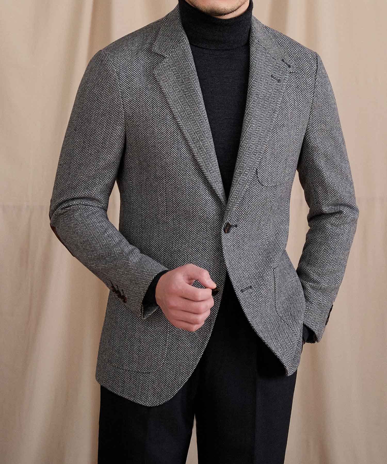 【NEW ITEM】スリムフィット シングルブレスト 2つボタン ウール 天然素材 ノッチドラペル フラップポケット ヘリンボーン 柄 クラシック スタンダード 機能性抜群 シワになりにくい エレガント テーラード ジャケット