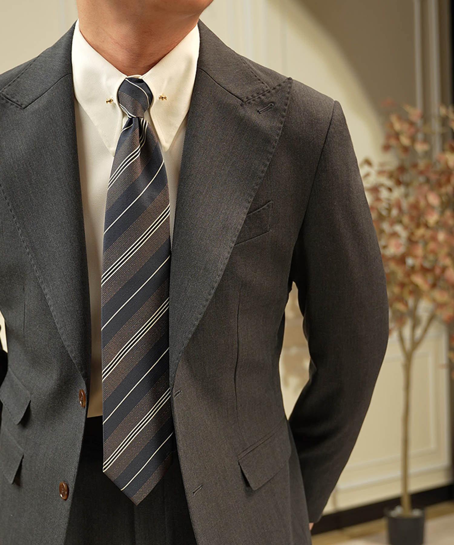 【NEW ITEM】スリムフィット シングルブレスト 2つボタン 無地 ワイドカラー フラップポケット チェンジポケット 機能性抜群 シワになりにくい ピークドラペル テーラード ジャケット