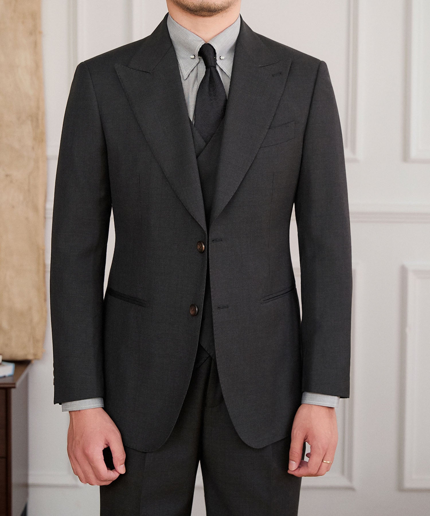 【NEW ITEM】スリムフィット シングルブレスト 2つボタン ピークドラペル 玉縁ポケット 無地 ミニマル クラシック スタンダード 機能性抜群 シワになりにくい エレガント スリーピース セットアップ