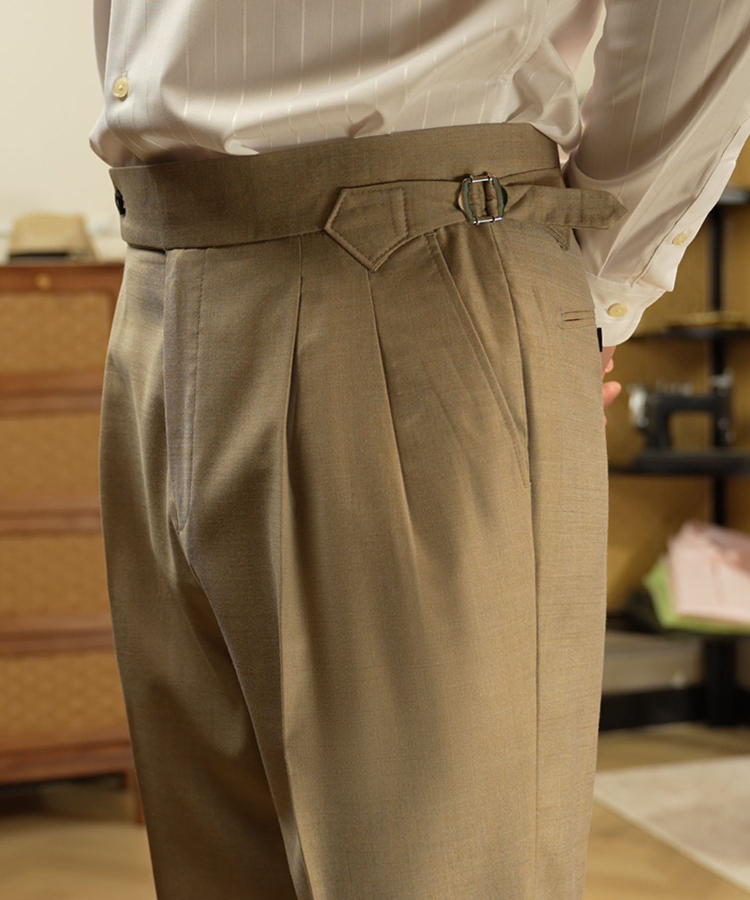 レギュラーフィット 1つボタン ウエストサイドベルト アジャスター サイズ調整可能 ツータック クリース シワになりにくい ハイウエスト スタンダード ダブル トラウザー パンツ スラックス ズボン