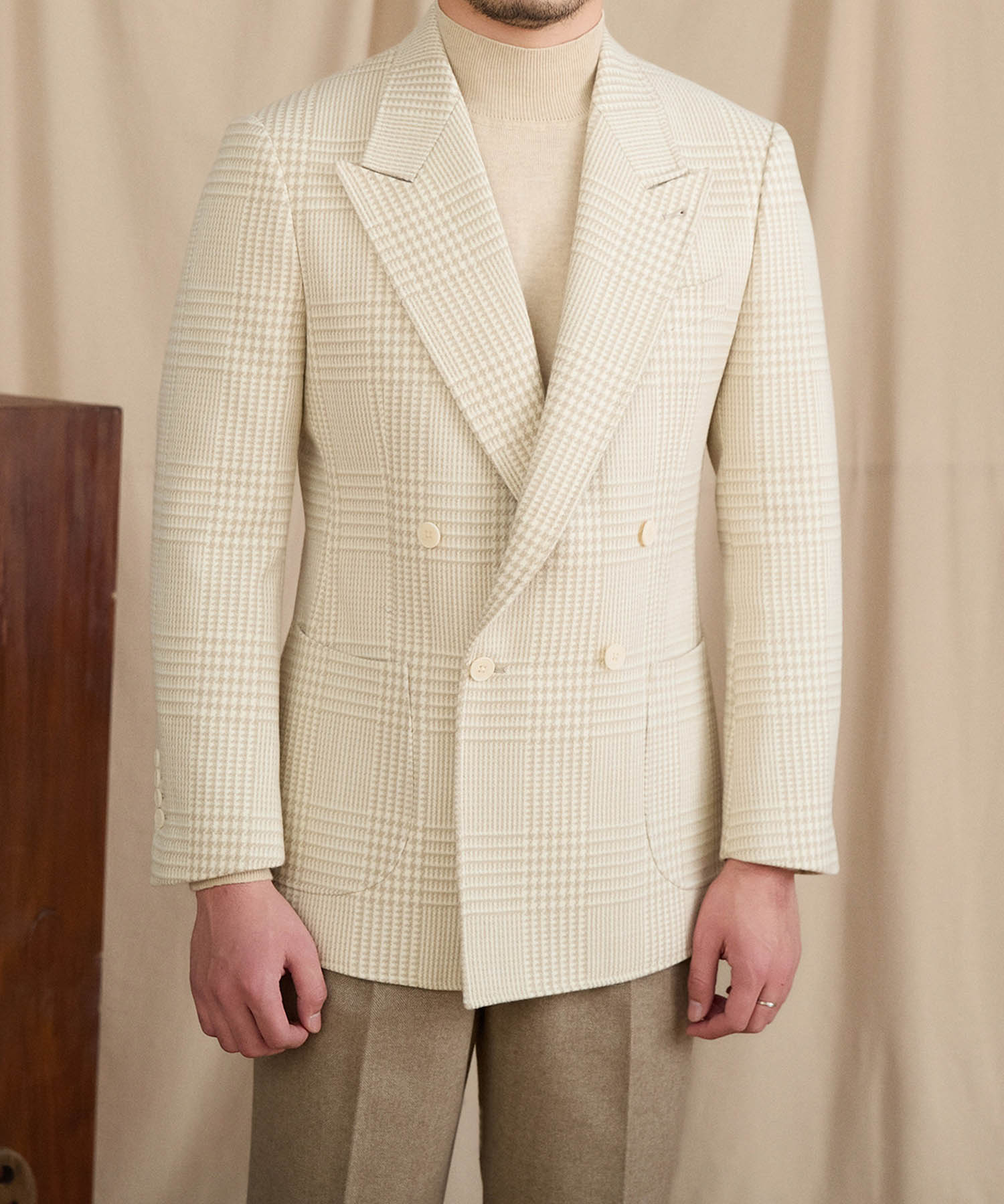 COMING SOON】スリムフィット ダブルブレスト 4つボタン ピークド
