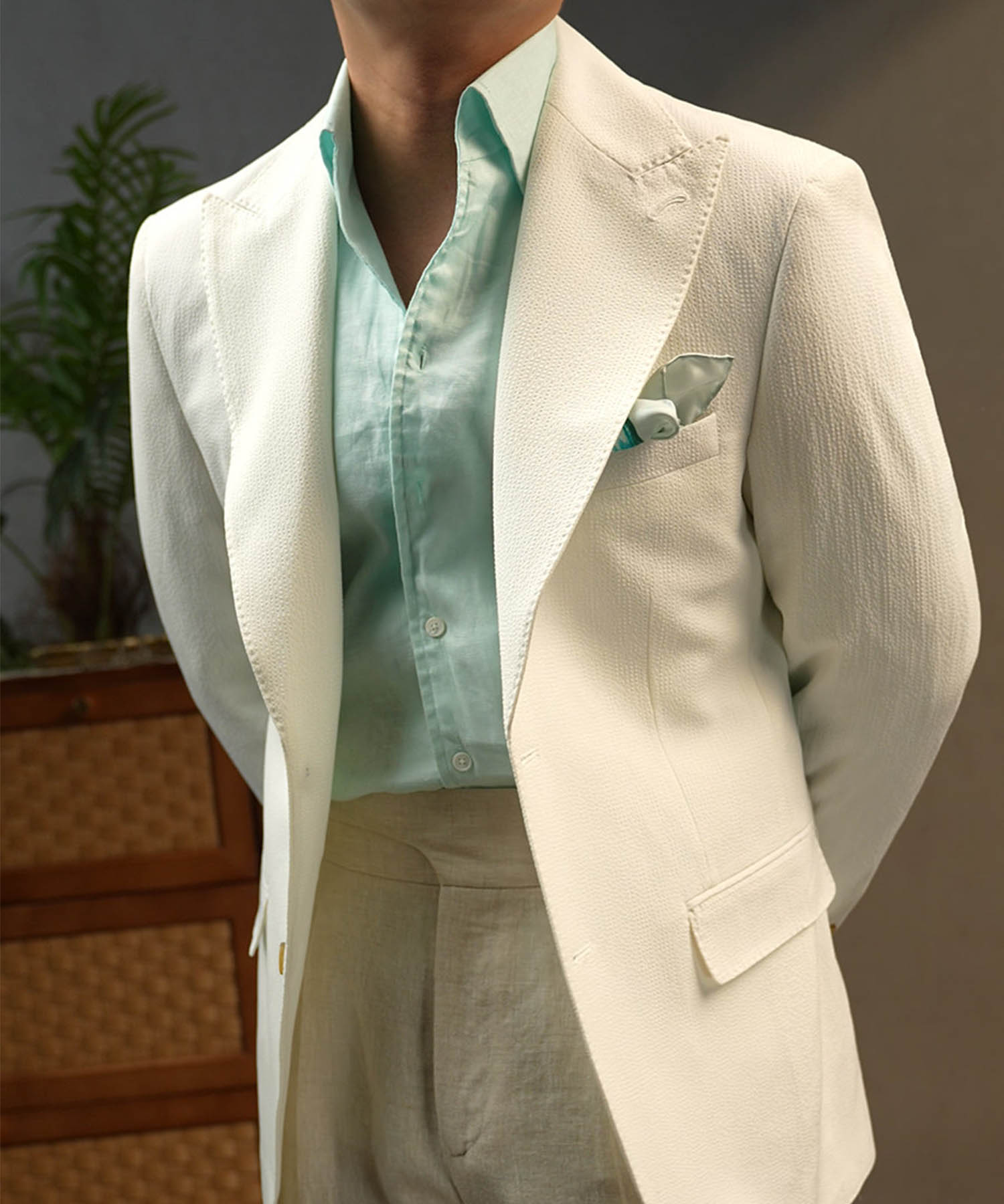 【NEW ITEM】スリムフィット シングルブレスト 2つボタン 無地 ピークドラペル フラップポケット 機能性抜群 シワになりにくい スマート エレガント テーラード ジャケット