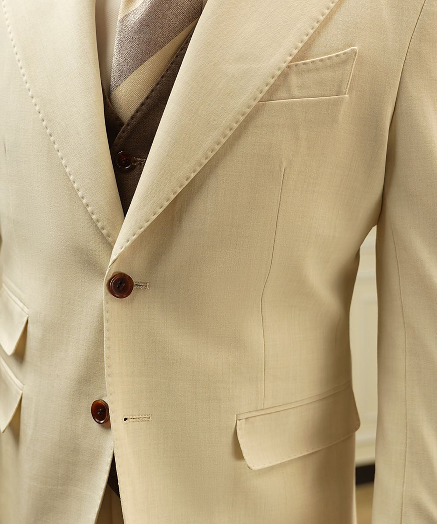スリムフィット シングルブレスト ワイドカラー ピークドラペル 2つボタン チェンジポケット 機能性抜群 シワになりにくい クラシック エレガント セットアップ