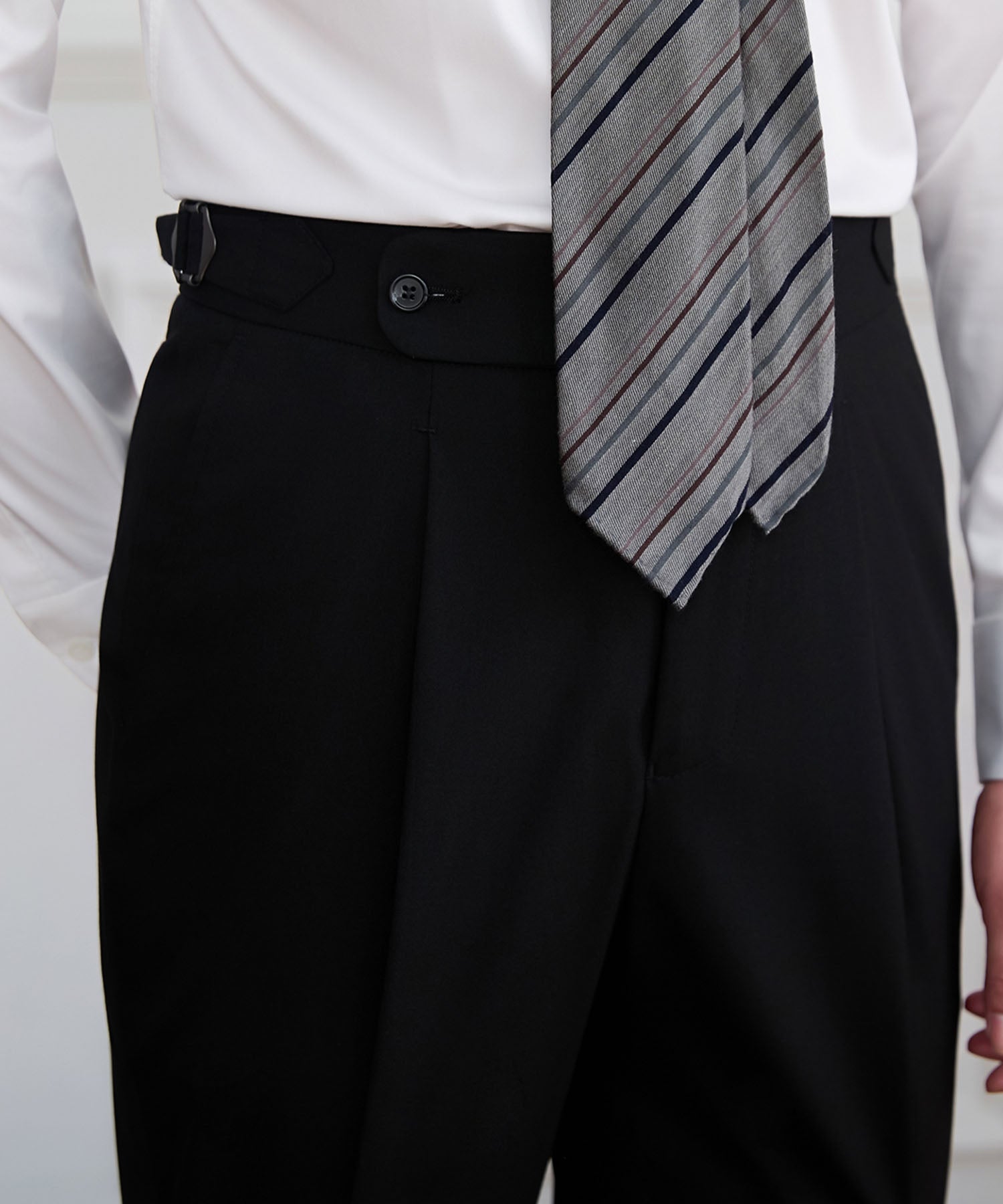 【NEW ITEM】スリムフィット 1つボタン ウエストサイドベルト ベルトレス サイズ調整可能 タック クリース シワになりにくい ダブル トラウザー パンツ スラックス ズボン