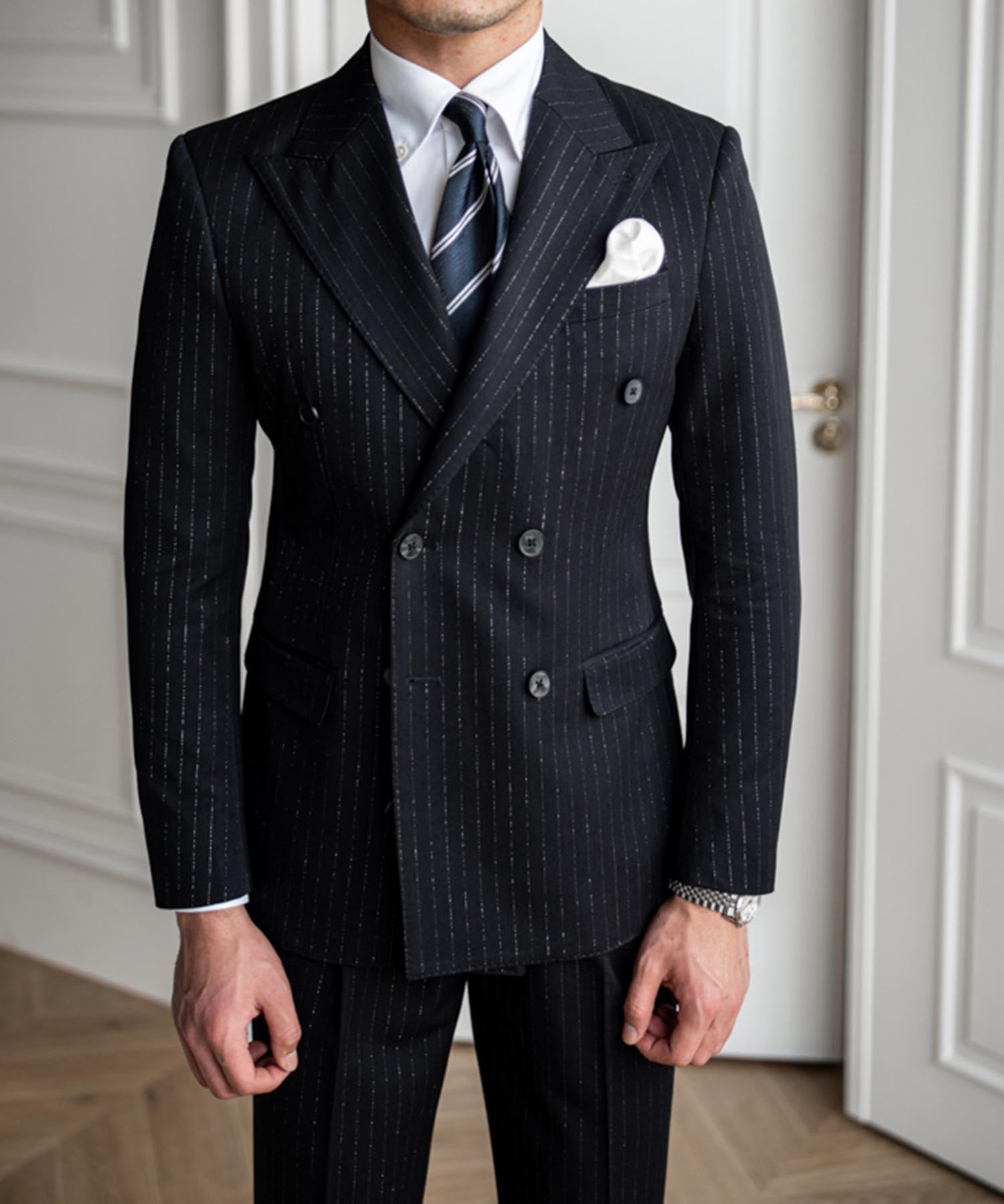 【ドラマ着用】スリムフィット ダブルブレスト 6つボタン チョークストライプ 柄 フラップポケット 胸ポケット 機能性抜群 シワになりにくい ピークドラペル エレガント テーラード セットアップ
