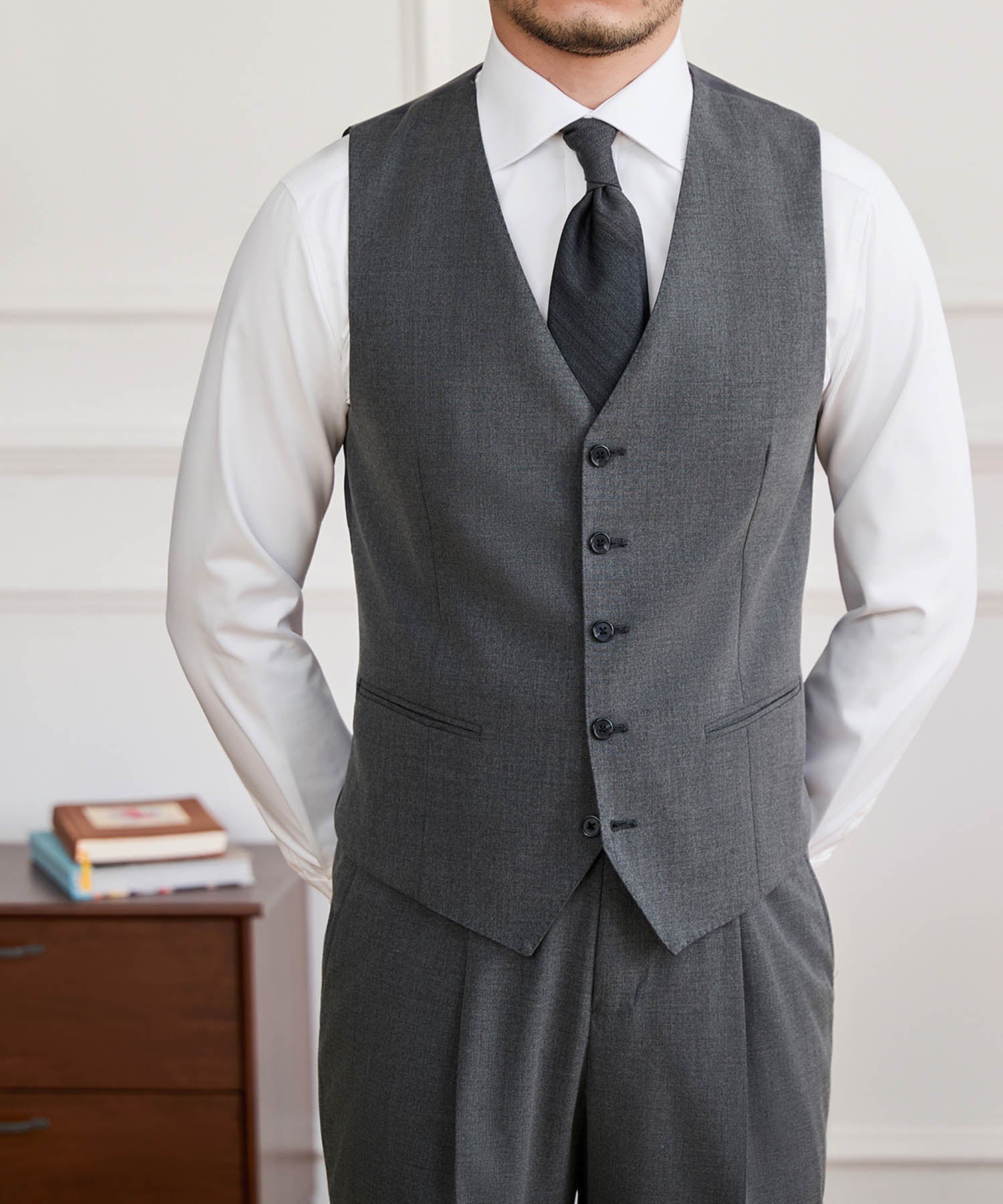 【NEW ITEM】スリムフィット シングルブレスト 5つボタン 玉縁ポケット 機能性抜群 シワになりにくい クラシック スタンダード ジレ ベスト