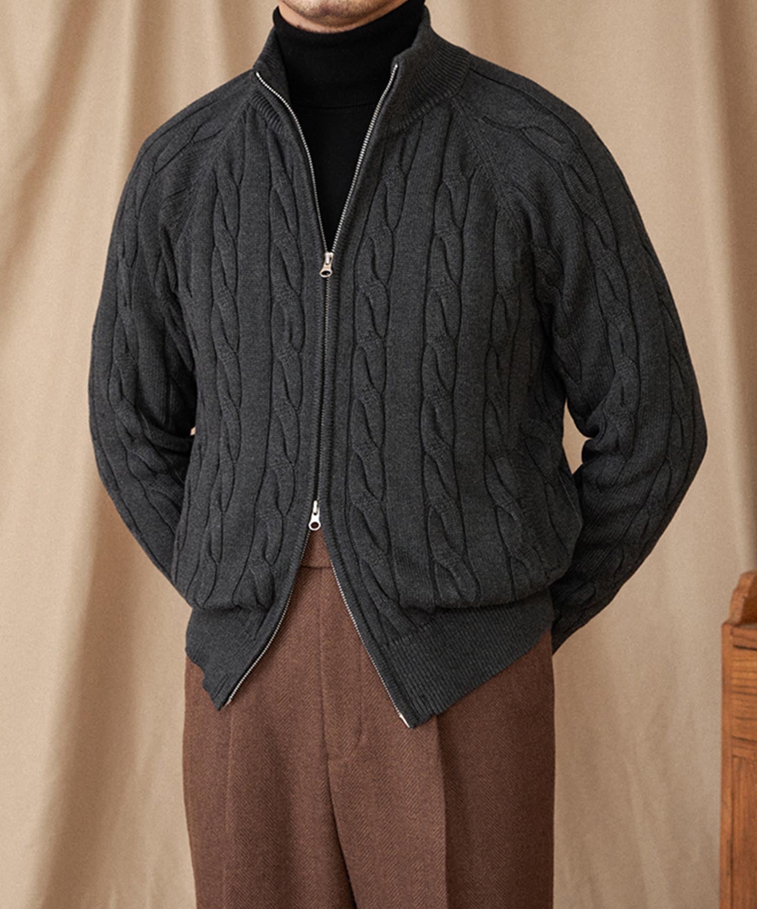 【NEW ITEM】スリムフィット 2WAY 機能性抜群 綿 天然素材 オープン ジップ ケーブル編み シワになりにくい 清潔感 トップス リブ ニット セーター