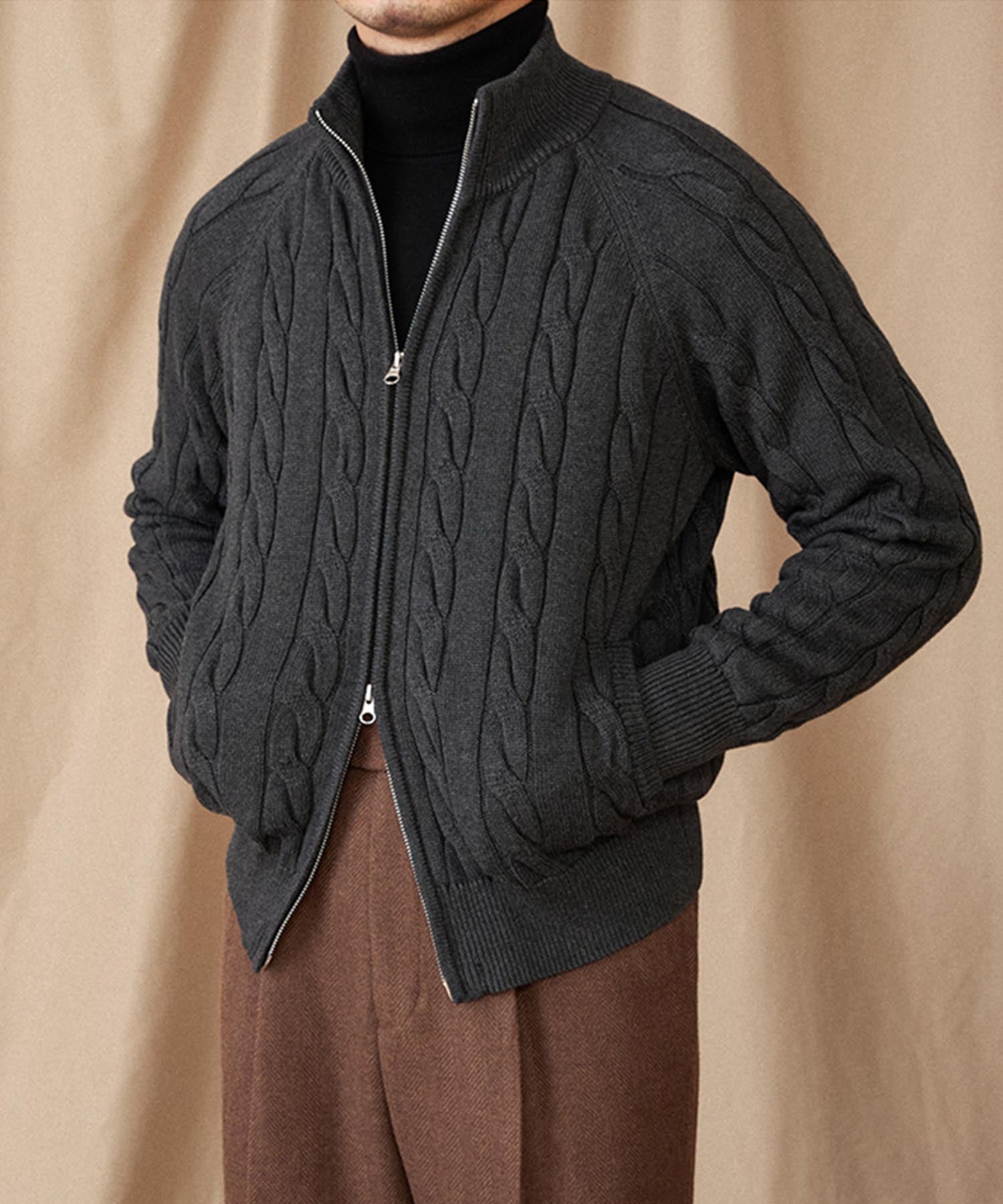 【NEW ITEM】スリムフィット 2WAY 機能性抜群 綿 天然素材 オープン ジップ ケーブル編み シワになりにくい 清潔感 トップス リブ ニット セーター