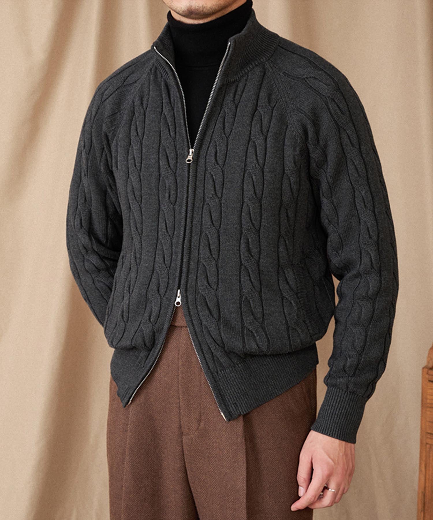 【NEW ITEM】スリムフィット 2WAY 機能性抜群 綿 天然素材 オープン ジップ ケーブル編み シワになりにくい 清潔感 トップス リブ ニット セーター