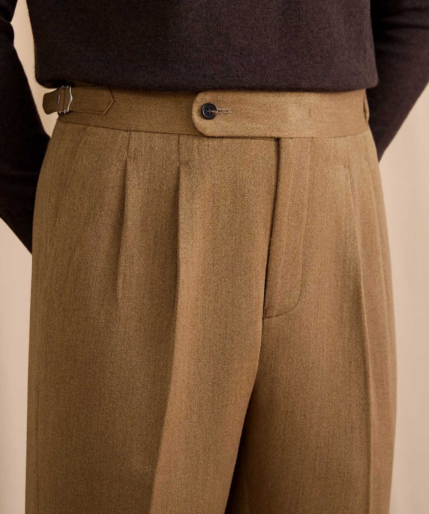 【NEW ITEM】レギュラーフィット 1つボタン ウエストサイドベルト サイズ調整可能 ハイウエスト ツータック クリース クラシック シワになりにくい 機能美 ダブル トラウザー パンツ スラックス ズボン