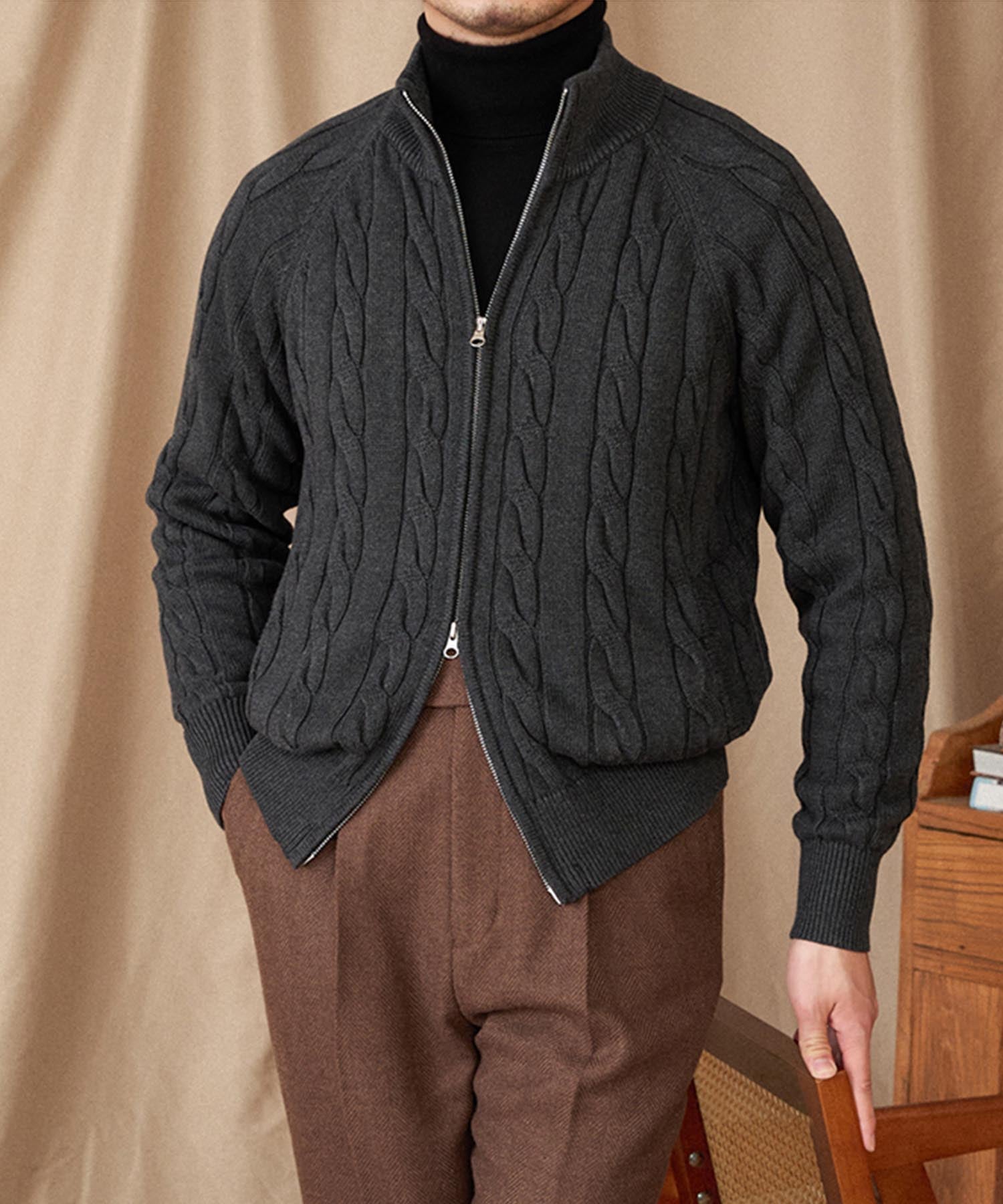 【NEW ITEM】スリムフィット 2WAY 機能性抜群 綿 天然素材 オープン ジップ ケーブル編み シワになりにくい 清潔感 トップス リブ ニット セーター